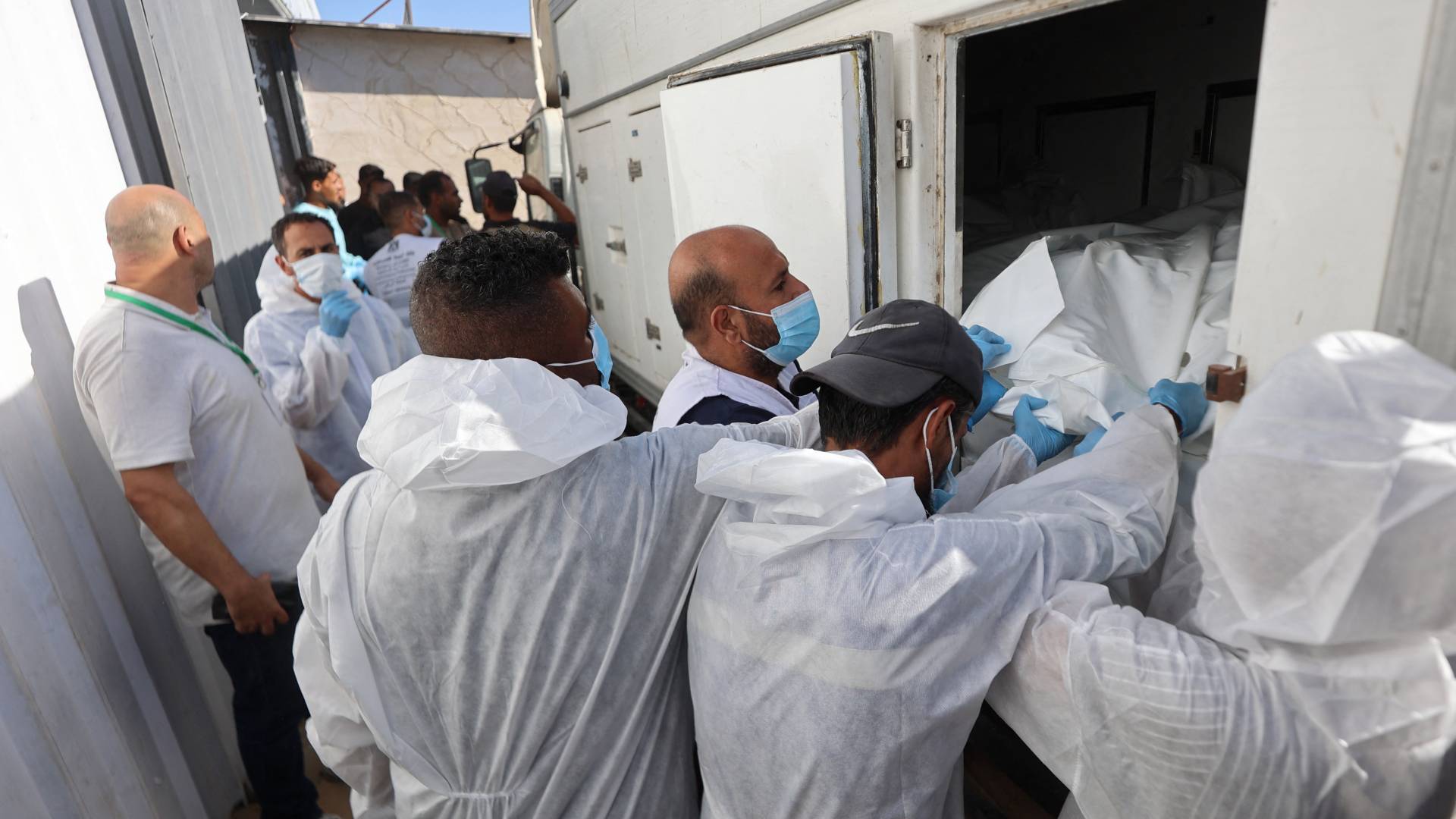 تسليم جثامين شهداء لصحة غزة