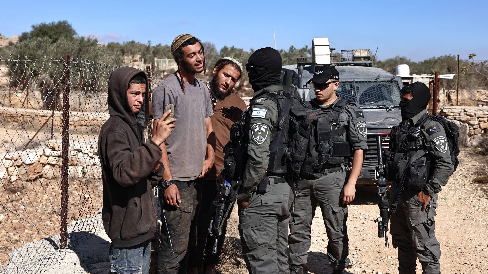 مستوطنون يعتدون على الفلسطينيين بحماية جيش الاحتلال