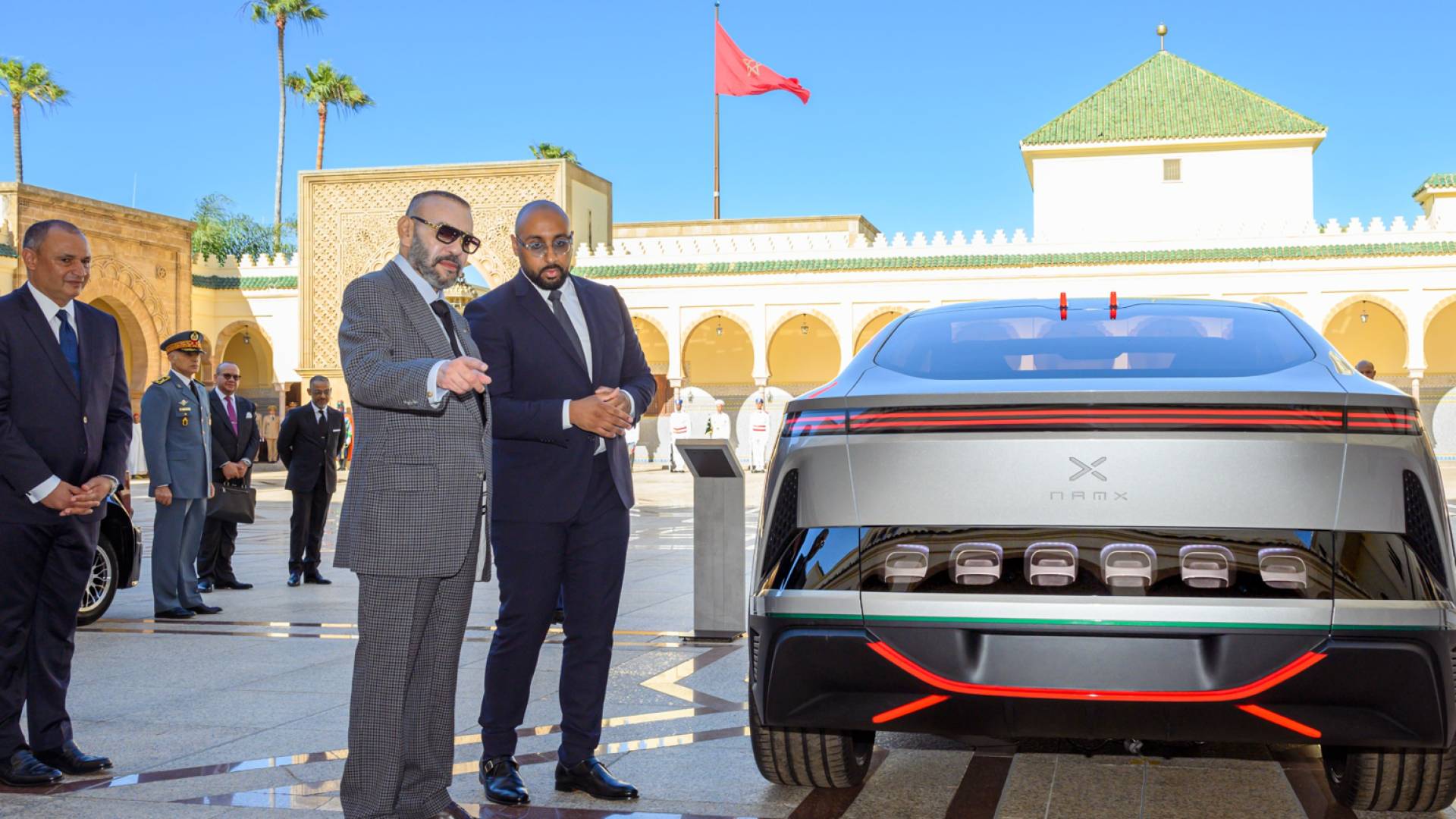 عاهل المغرب يستعرض احدى السيارات المصنعة بالكامل في المغرب