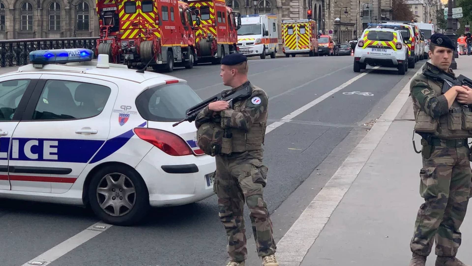 اعتقال ثلاث نساء خططن لشراء كلاشينكوف وتنفيذ هجمات في قاعة حفلات في فرنسا