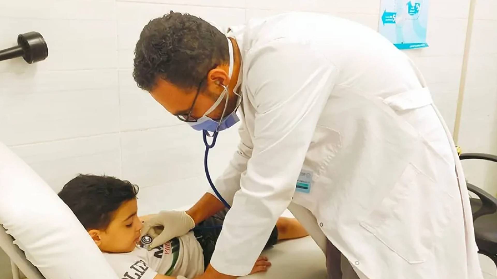 طبيب يعالج طفلا - تعبرية