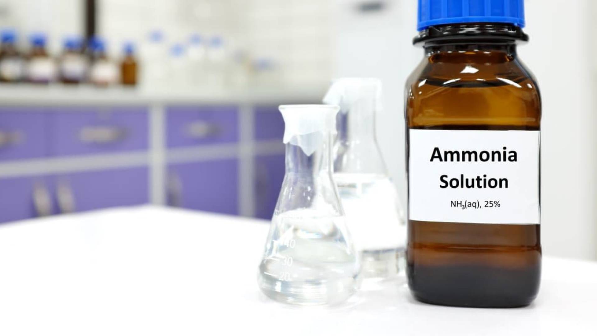 زجاجة تحتوي على مادة الأمونيا