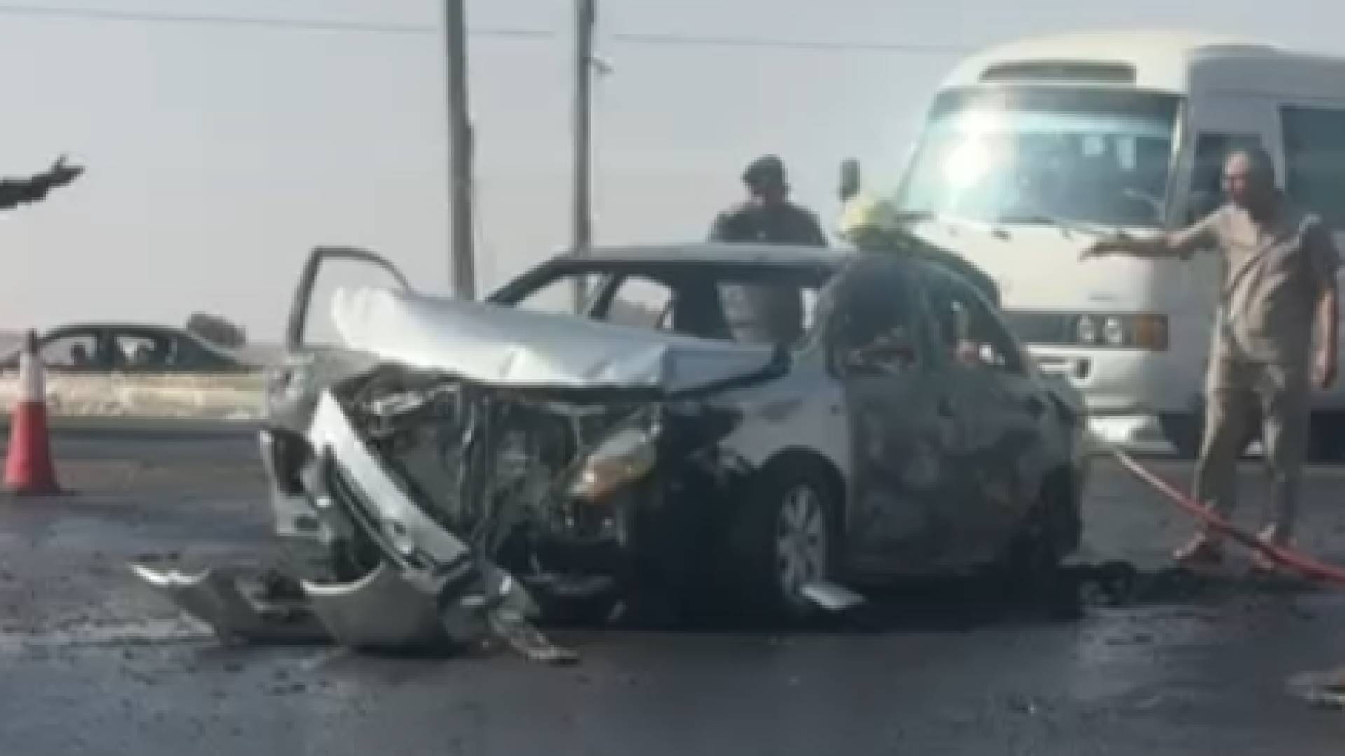 الدفاع المدني يخمد حريق مركبة اثر تصادم في الكرك ولا إصابات.. فيديو