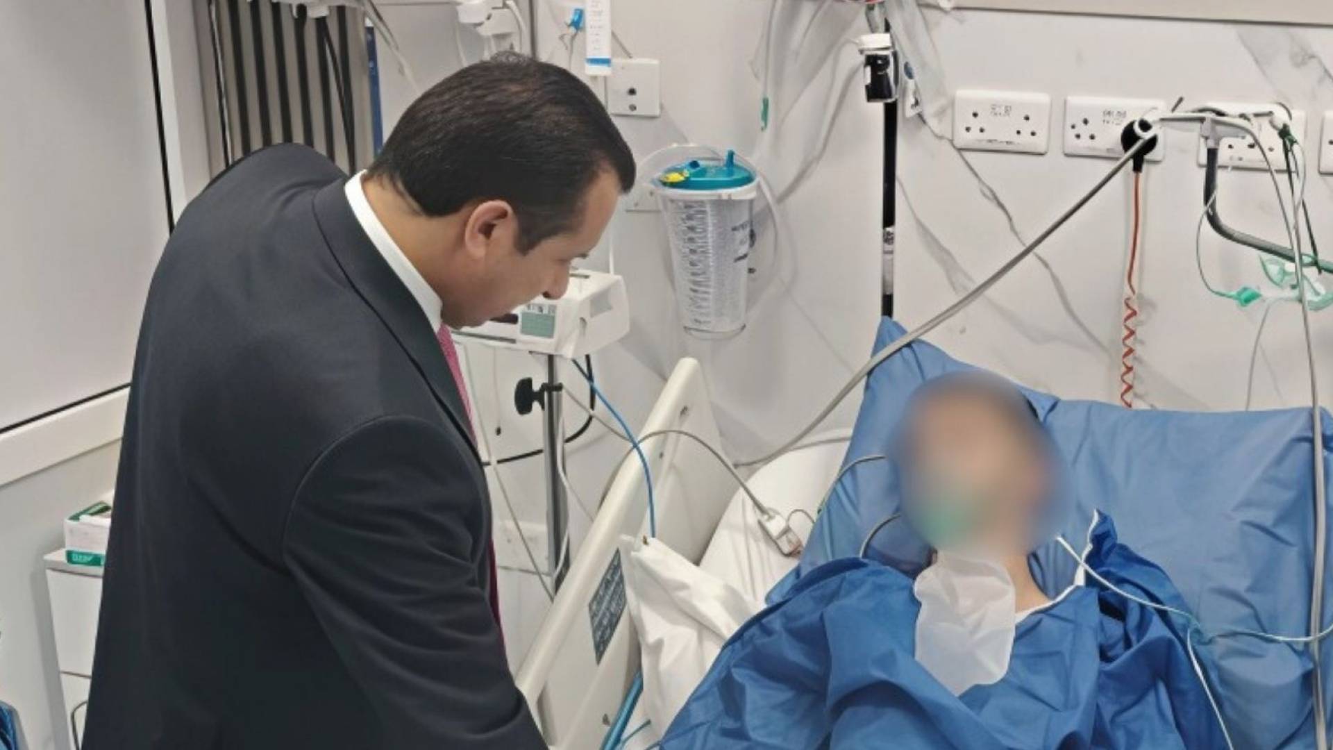 أمين عام وزارة التربية والتعليم نواف العجارمة يطمئن على الطلبة المصابين