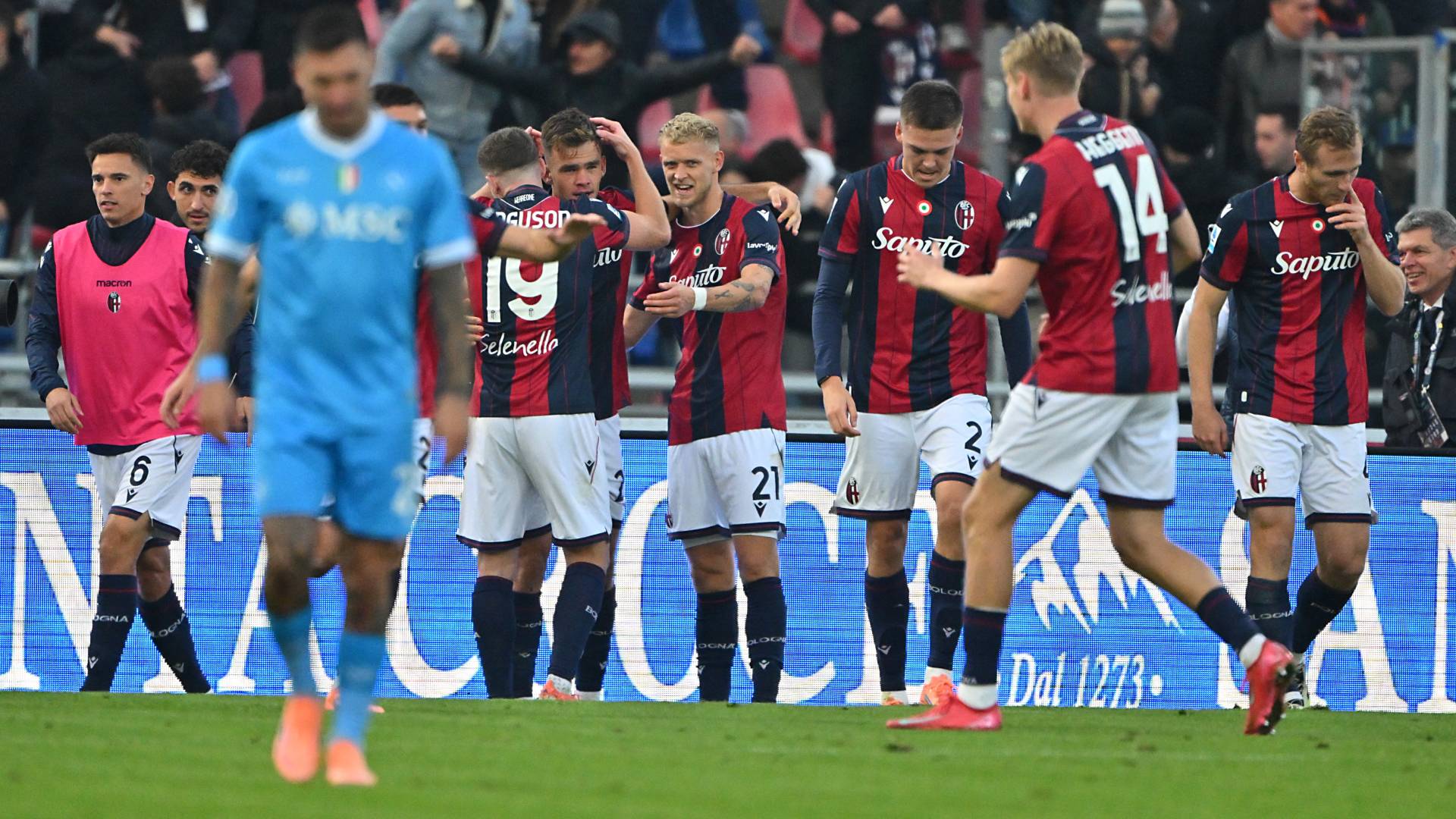 بولونيا يسقط حامل اللقب بهدفين ويشعل صراع الدوري الإيطالي