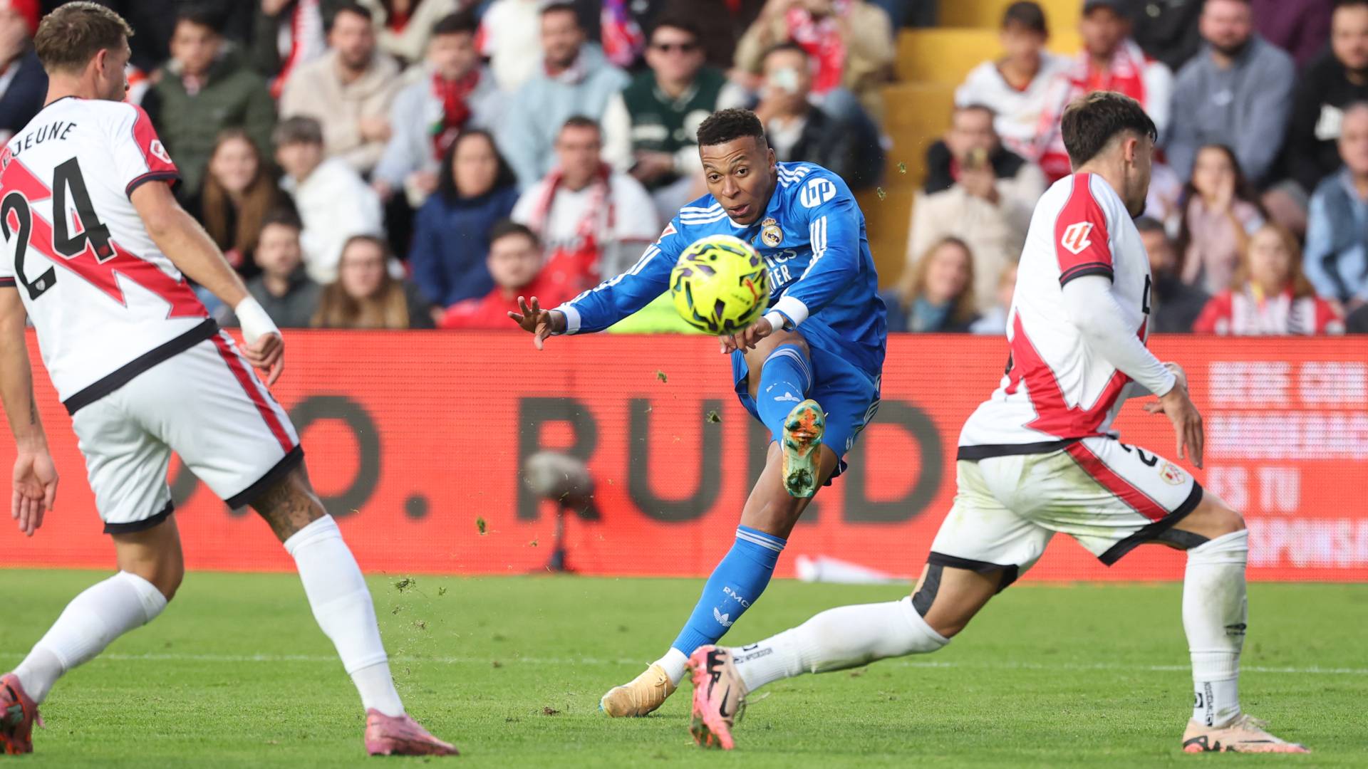 نجم ريال مدريد مبابي يسدد الكرة