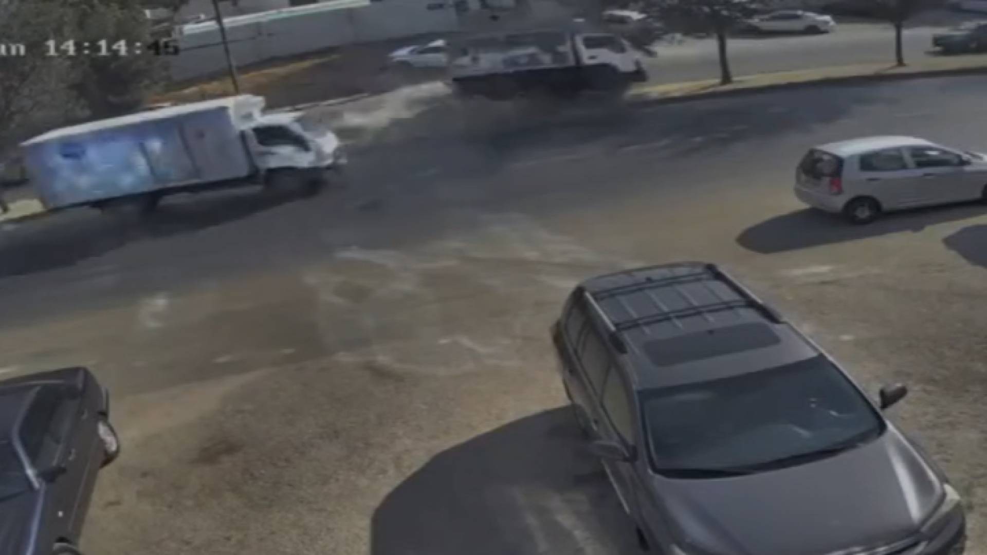 بالفيديو.. انقلاب شاحنة صغيرة واصطدامها بشجرة بشارع القدس في عمان