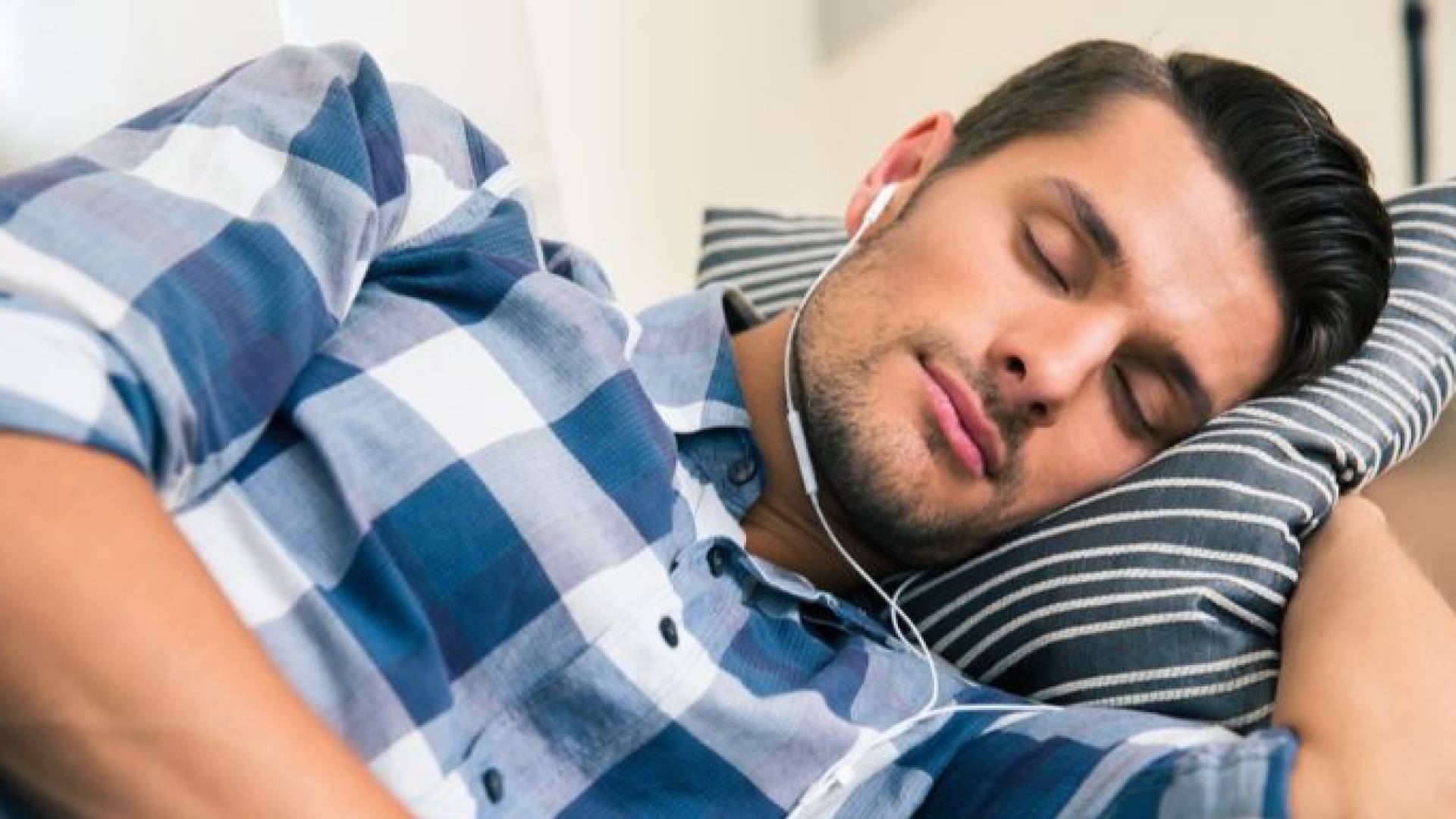 تعبيرية عن النوم بالسماعات