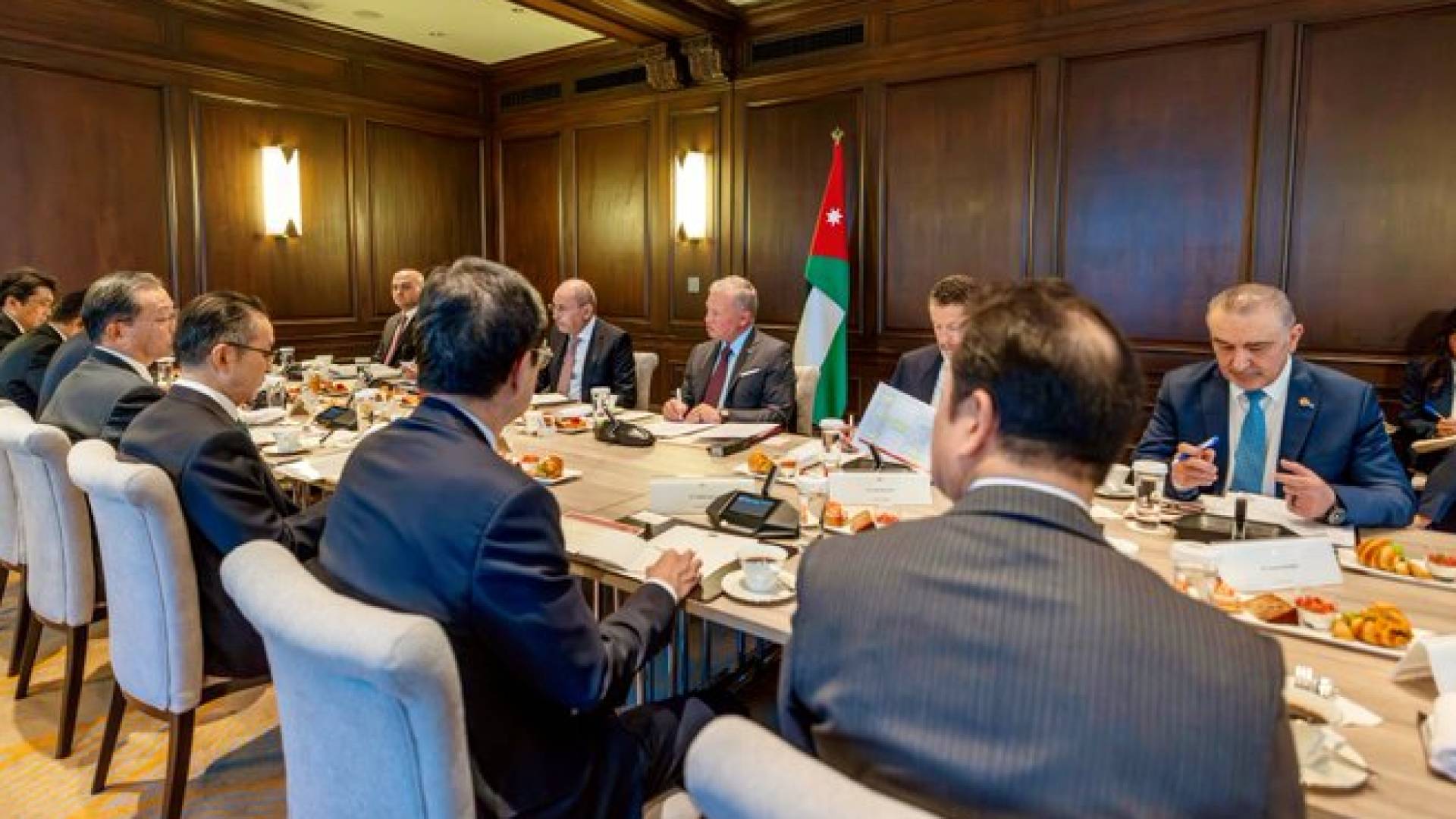 الملك يلتقي مجموعة من رجال الأعمال في اليابان