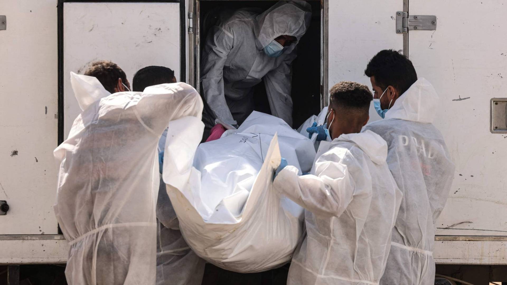 الاحتلال يسلم 15 جثمانا إضافيا لشهداء من قطاع غزة