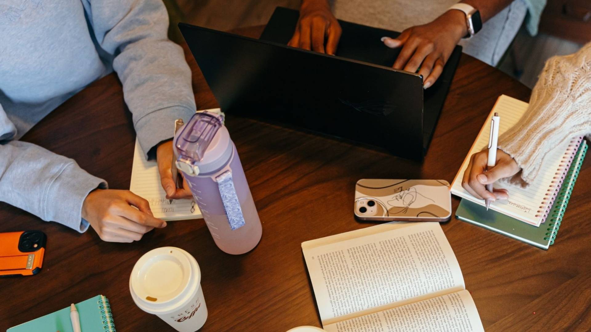 التعليم العالي ترفع عدد المنح الكاملة بـ112 منحة جديدة وتعدل آلية التنافس لتعزيز العدالة