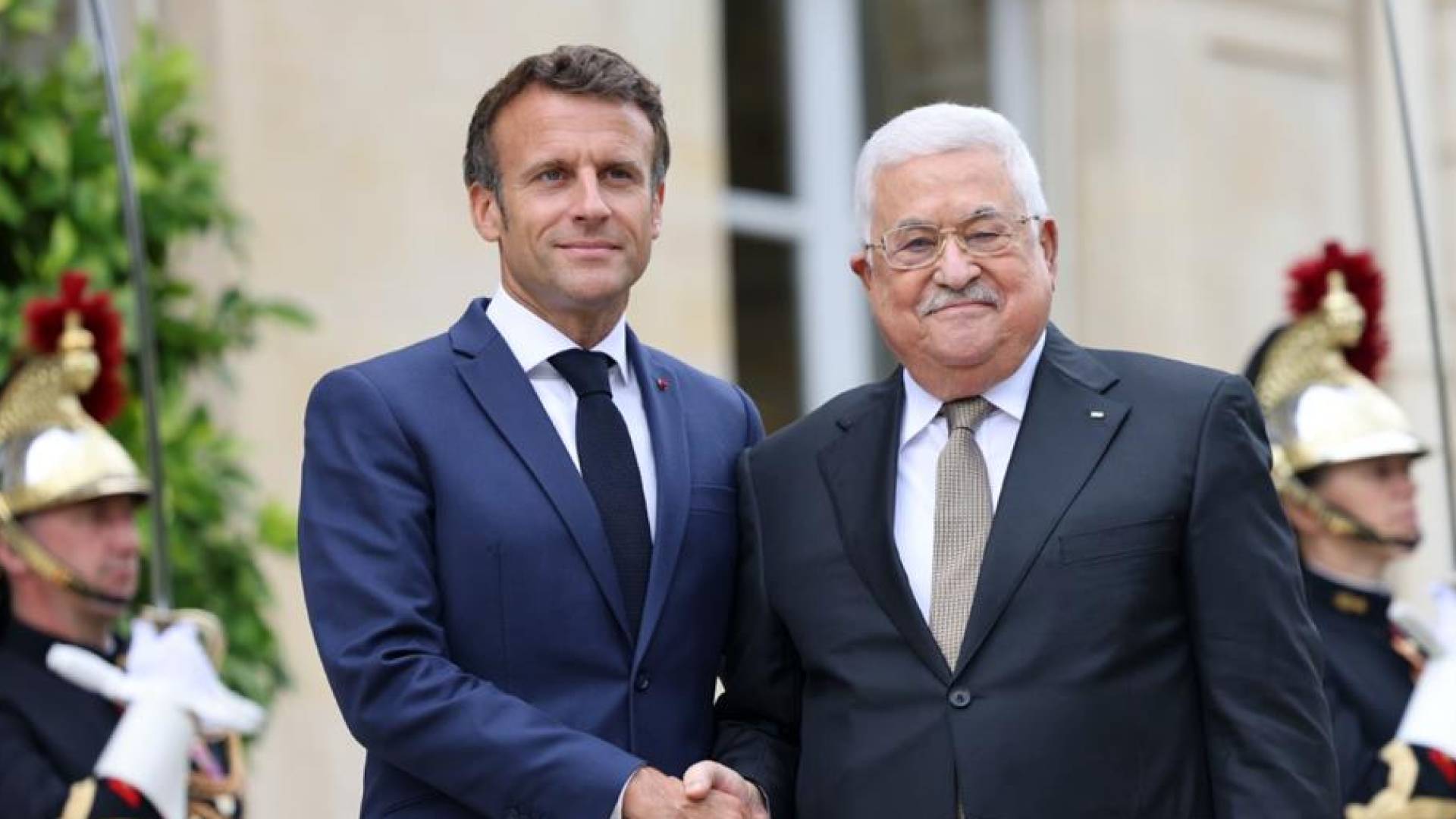 الرئيس الفلسطيني محمود عباس والرئيس الفرنسي ايمانويل ماكرون