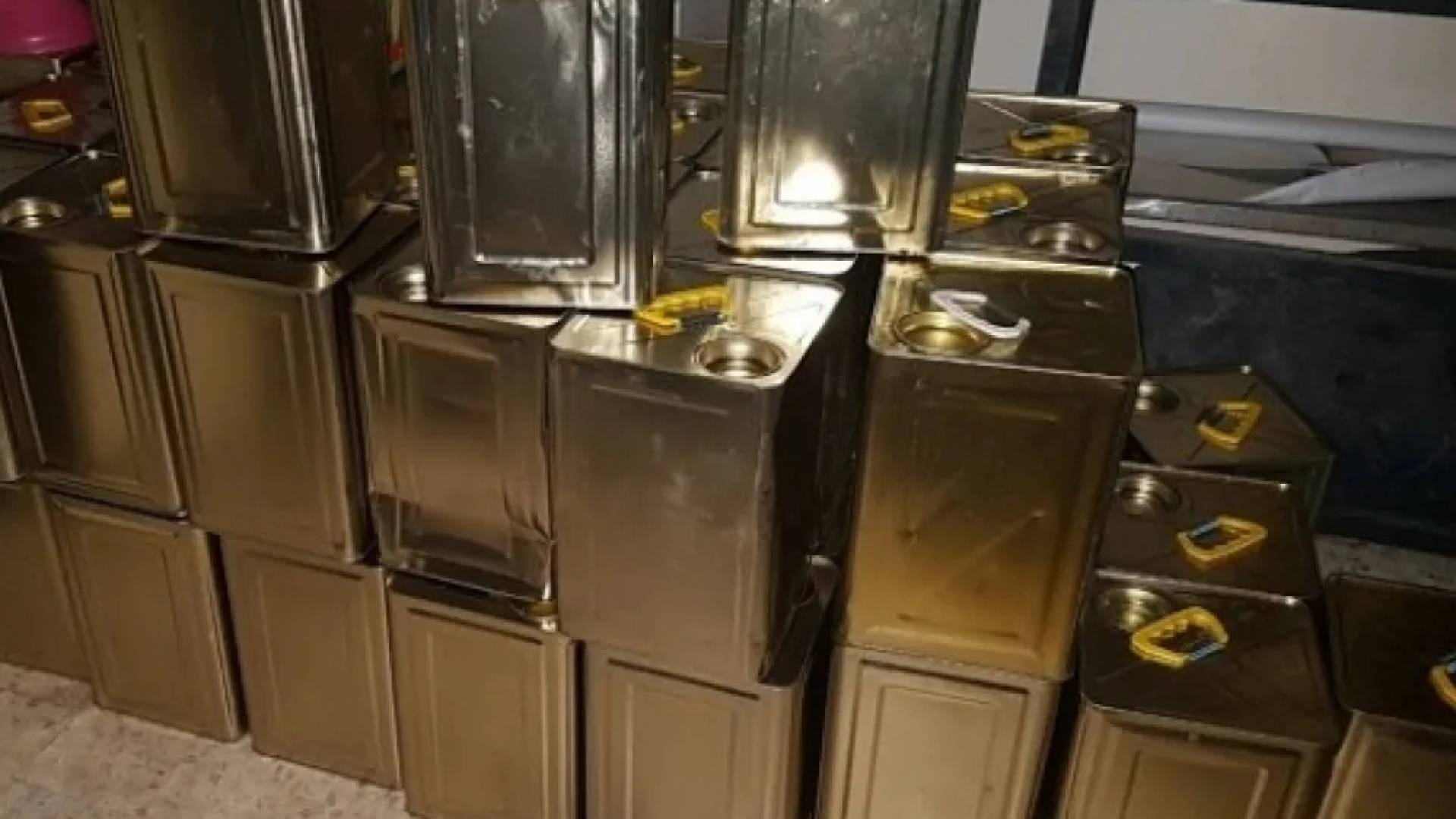 شرطة جرش تضبط شبكة لغش زيت الزيتون وتتحفظ على كميات كبيرة من الزيت المغشوش