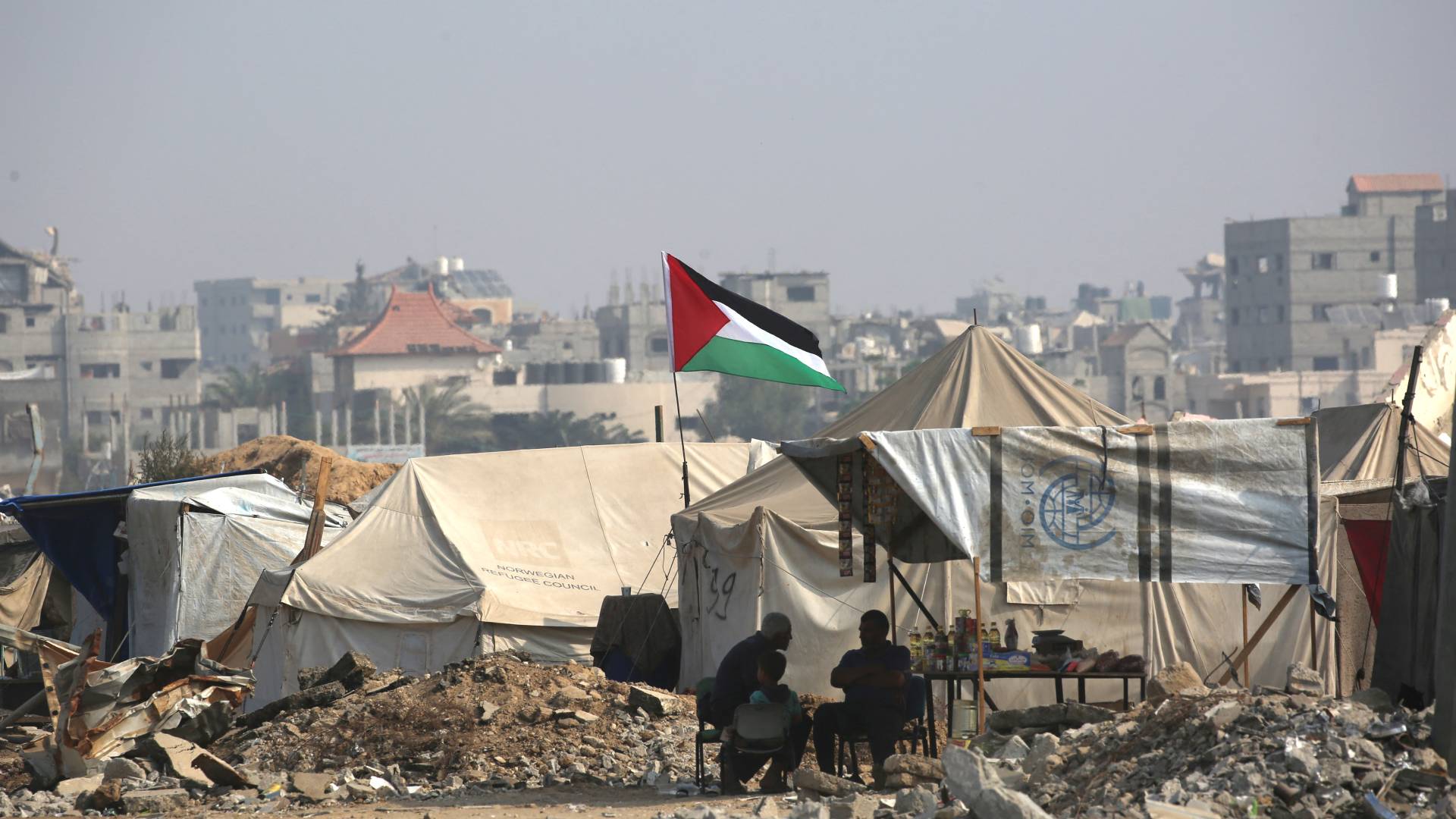 خيمة في قطاع غزة ترفع العلم الفلسطيني