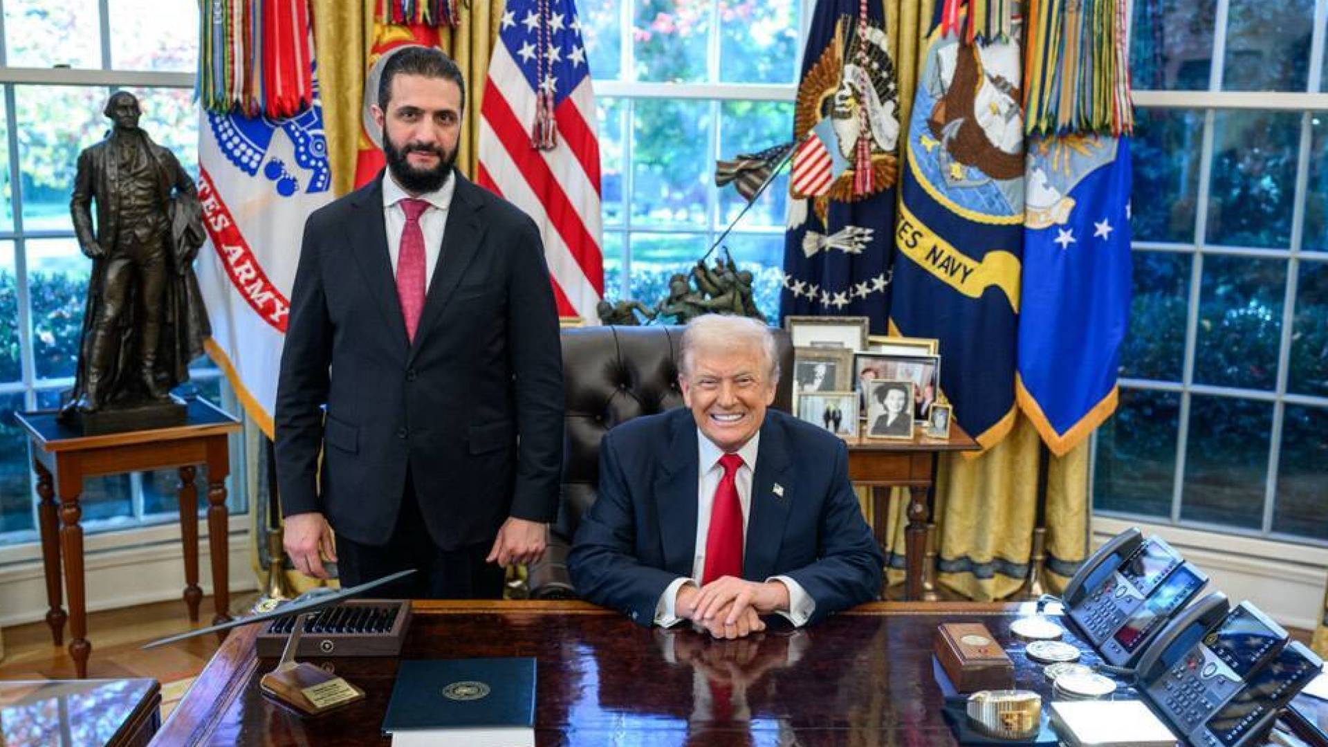 لرئيسُ الأمريكيُّ دونالدُ ترمبَ ونظيرهِ السوريِّ أحمدَ الشرعِ