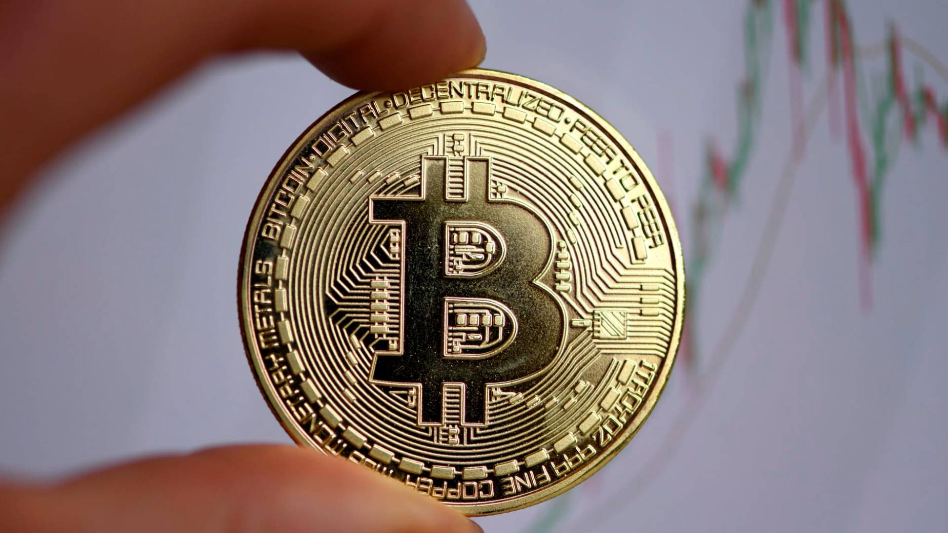 عملة البيتكوين تتداول قرب قمتها اليومية عند 107,461 دولارا