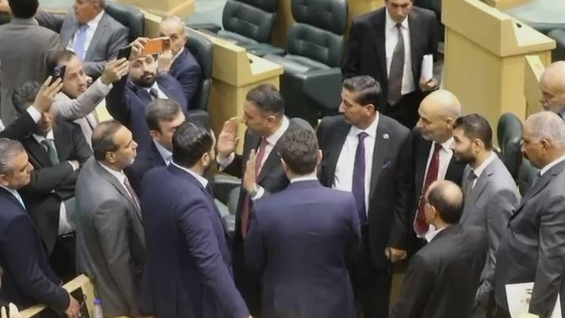 مشادات كلامية في مجلس النواب