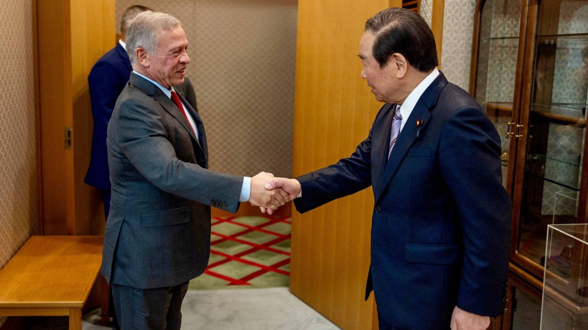 الملك يعقد لقاءات مع قادة في البرلمان الياباني في طوكيو