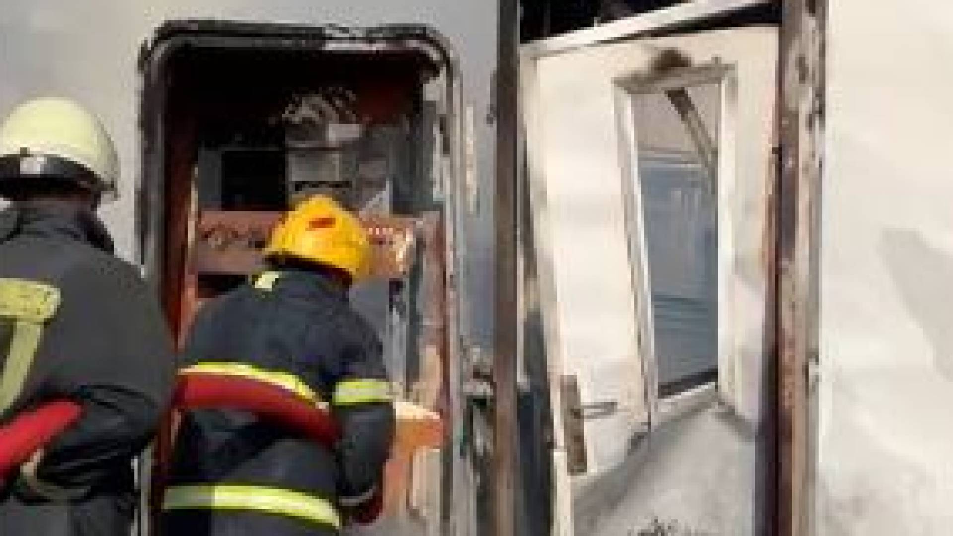 الدفاع المدني يخمد حريقا في محل أثاث مستعمل بالرجيب.. فيديو