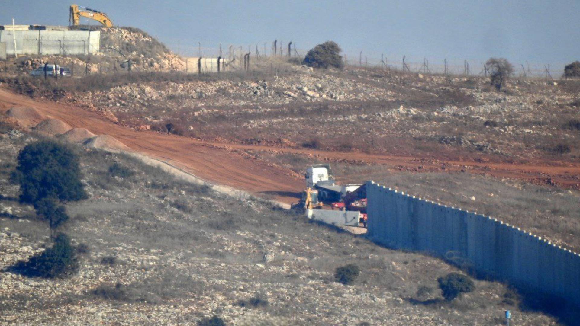 الاحتلال يبني جِدَارٍا اسْمَنْتِيٍّا ضَخْمٍا بعمق الجنوب اللبناني