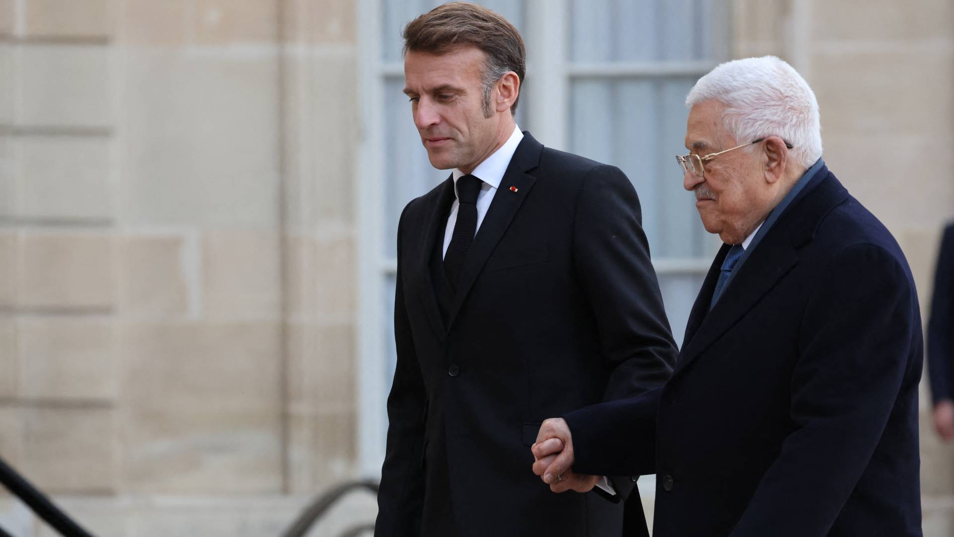 عباس يعد فرنسا بتسليم هشام حرب المسؤول عن تنفيذ هجوم شارع روزييه الباريسي - فيديو