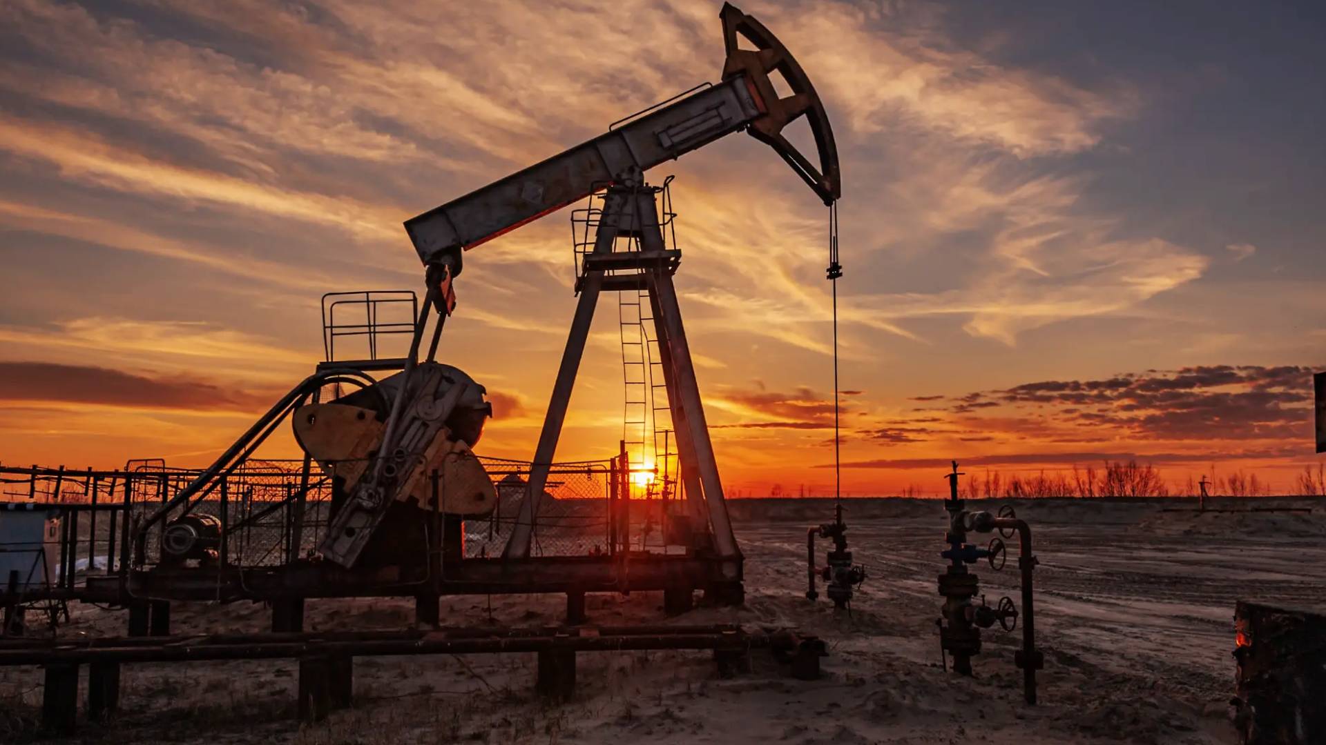 برنت عند 65 دولارا.. النفط يتراجع هامشيا 0.25% والأسواق تترقب بيانات المخزونات