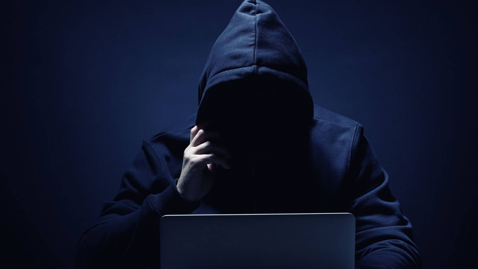 الفخ النفسي للاحتيال الإلكتروني: كيف يدفع الطمع والخوف من ضياع العروض لاصطياد الضحايا؟