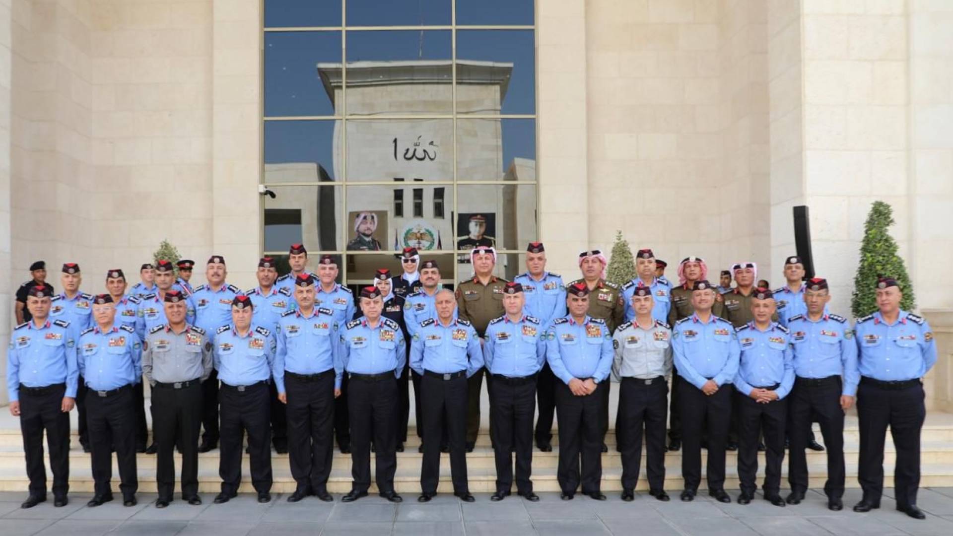 المعايطة يقلد الرتب الجديدة لكبار ضباط في الأمن العام.. أسماء