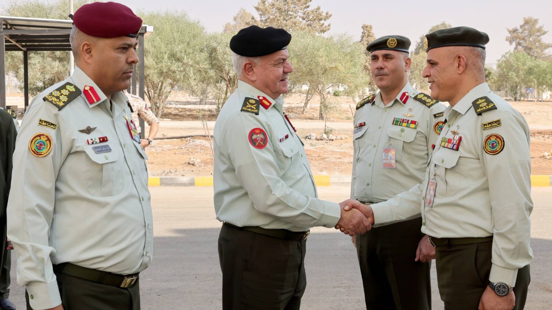 اللِّوَاءُ الرُّكْنُ الحُنَيْطِيُّ  يزور مُدِيرِيَّةَ أَمْنِ وَحِمَايَةِ المَطَارَاتِ