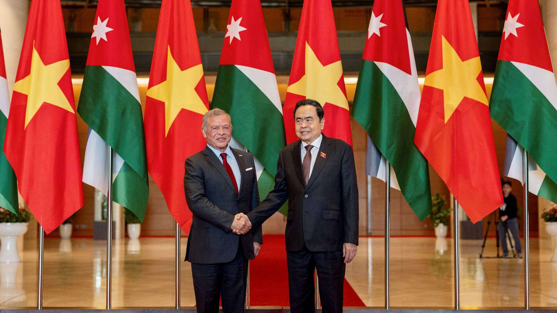 الملك يلتقي رئيس الجمعية الوطنية "البرلمان" في فيتنام - فيديو