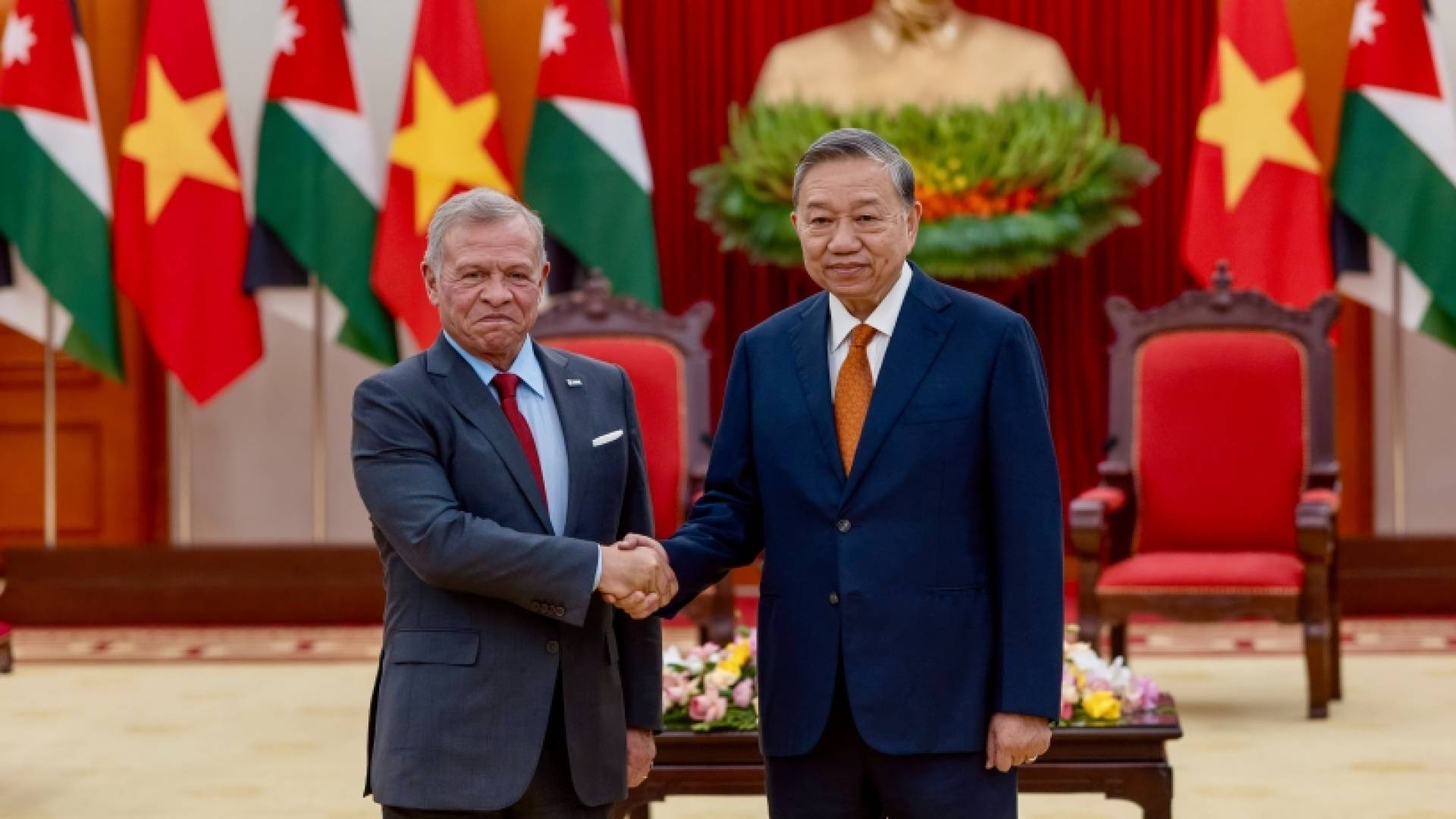 الملك يلتقي في هانوي الأمين العام للحزب الشيوعي الفيتنامي - فيديو