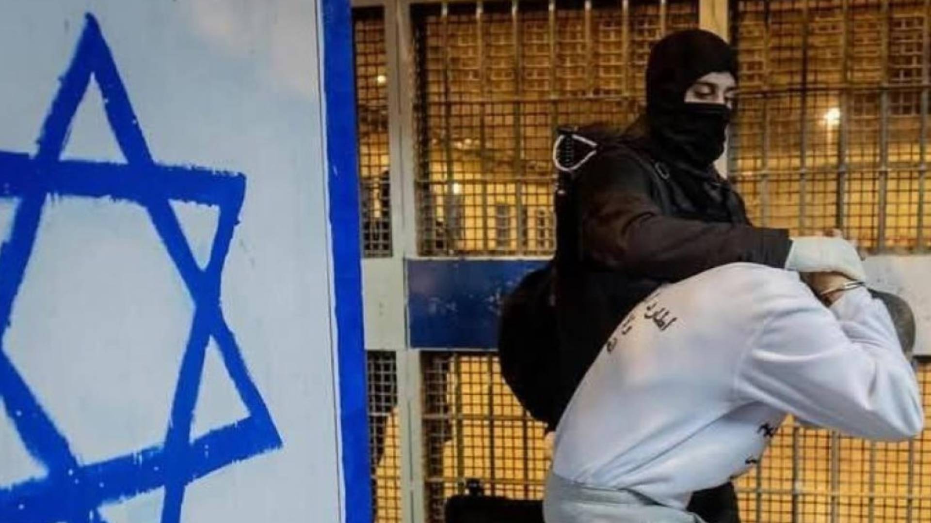 أسير فلسطيني محرر يروي عبر "رؤيا" معاناته إثر تعرضه للاغتصاب والتنكيل في سجون الاحتلال - فيديو