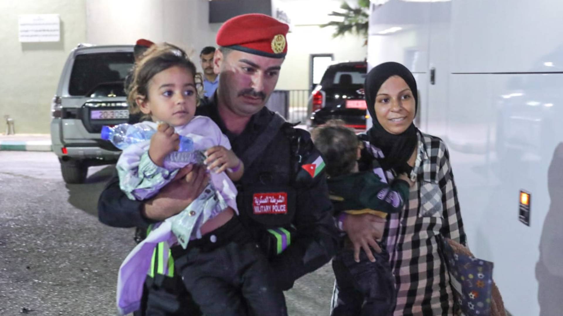 القوات المسلحة تُجلي الدفعة السادسة عشرة من أطفال غزة المرضى للعلاج في المملكة