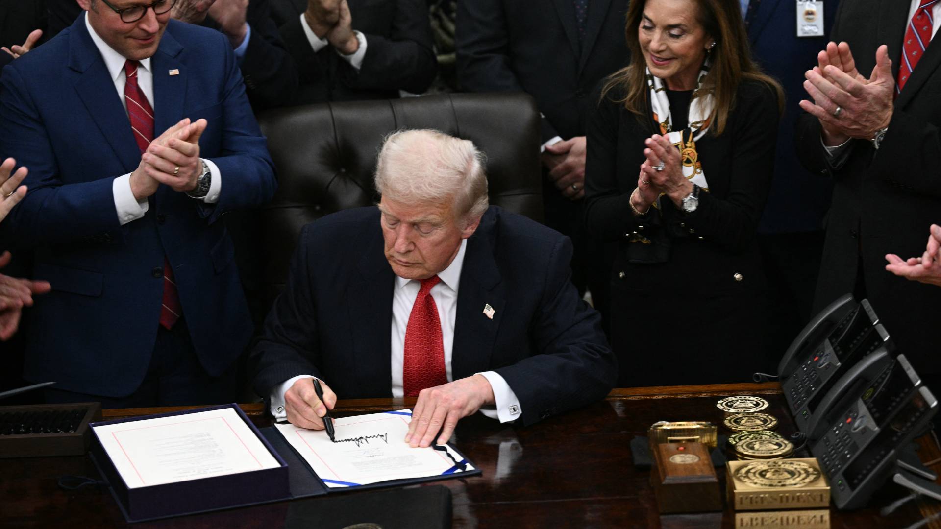 بعد 43 يوما من الشلل الحكومي.. ترمب يوقع قانون التمويل الفيدرالي