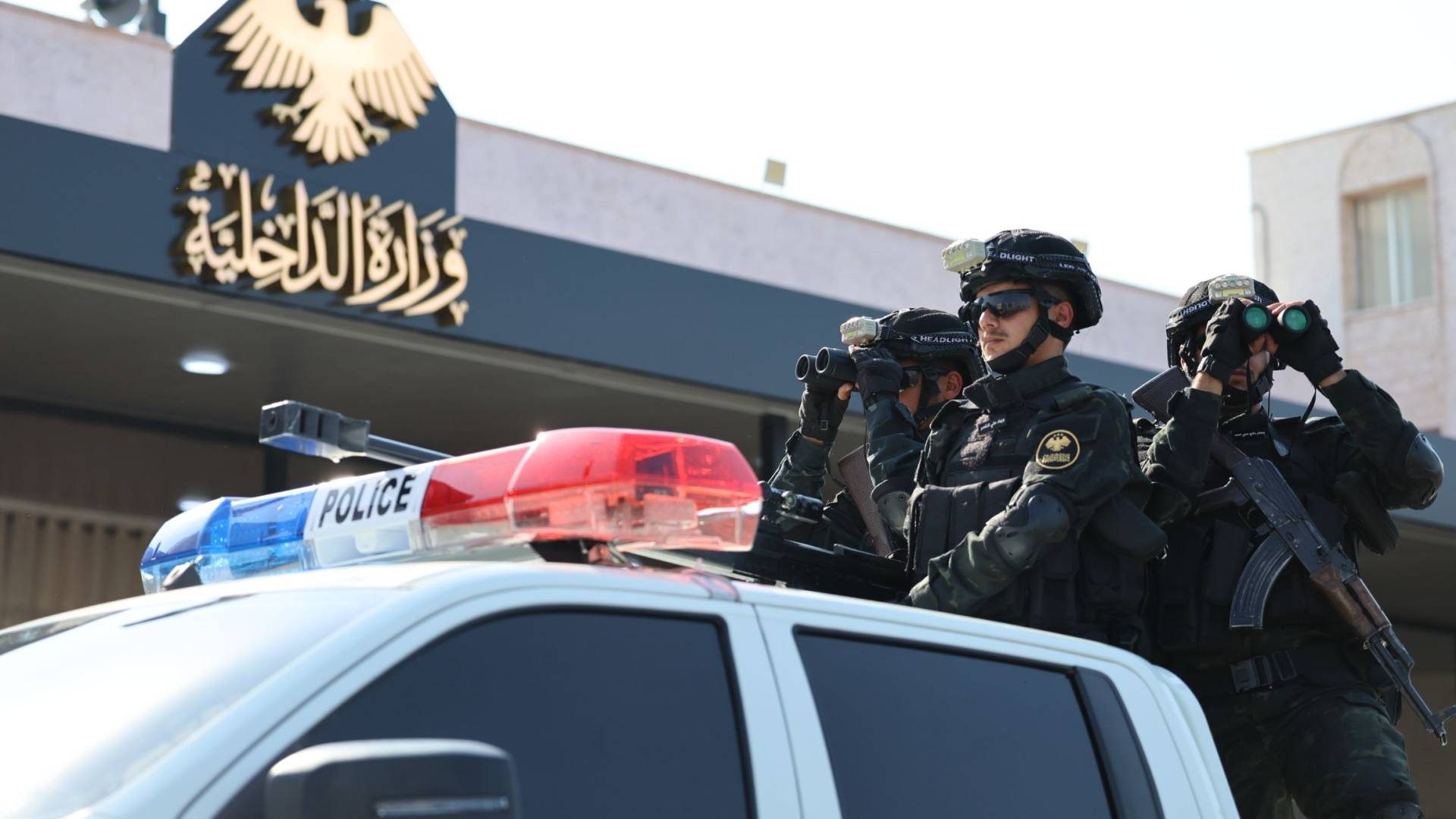 الأمن السوري يفكك وكرا لخارجين عن القانون ويضبط أسلحة متنوعة