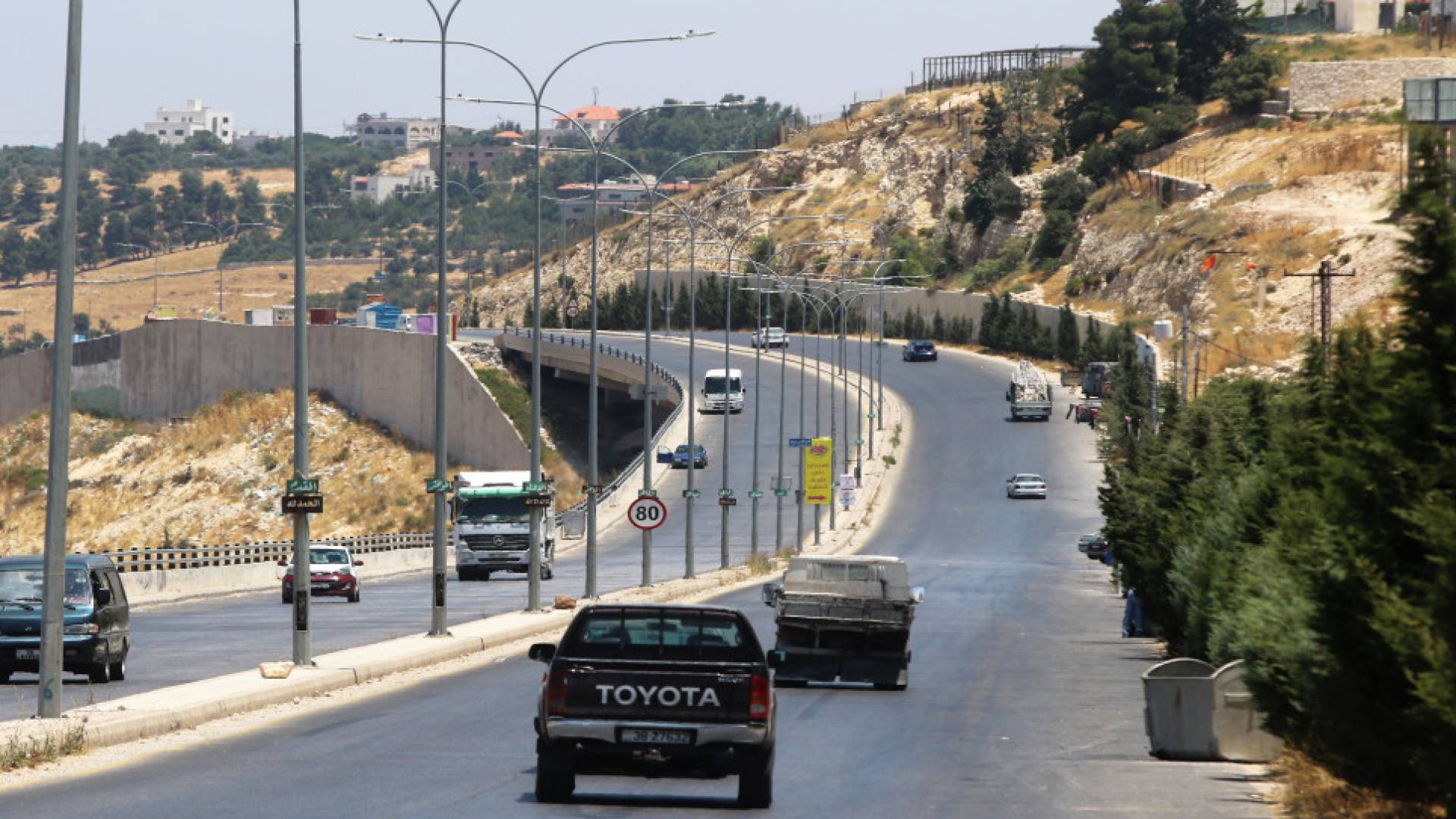 الأشغال تعلن عن تحويلات مرورية مؤقتة على طريق عمان – السلط مساء الخميس