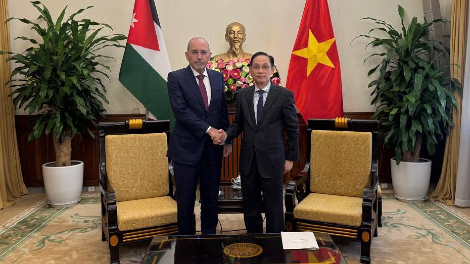 الأردن وفيتنام تتفقان على تعزيز التعاون في التجارة والاستثمار والصحة والتعليم