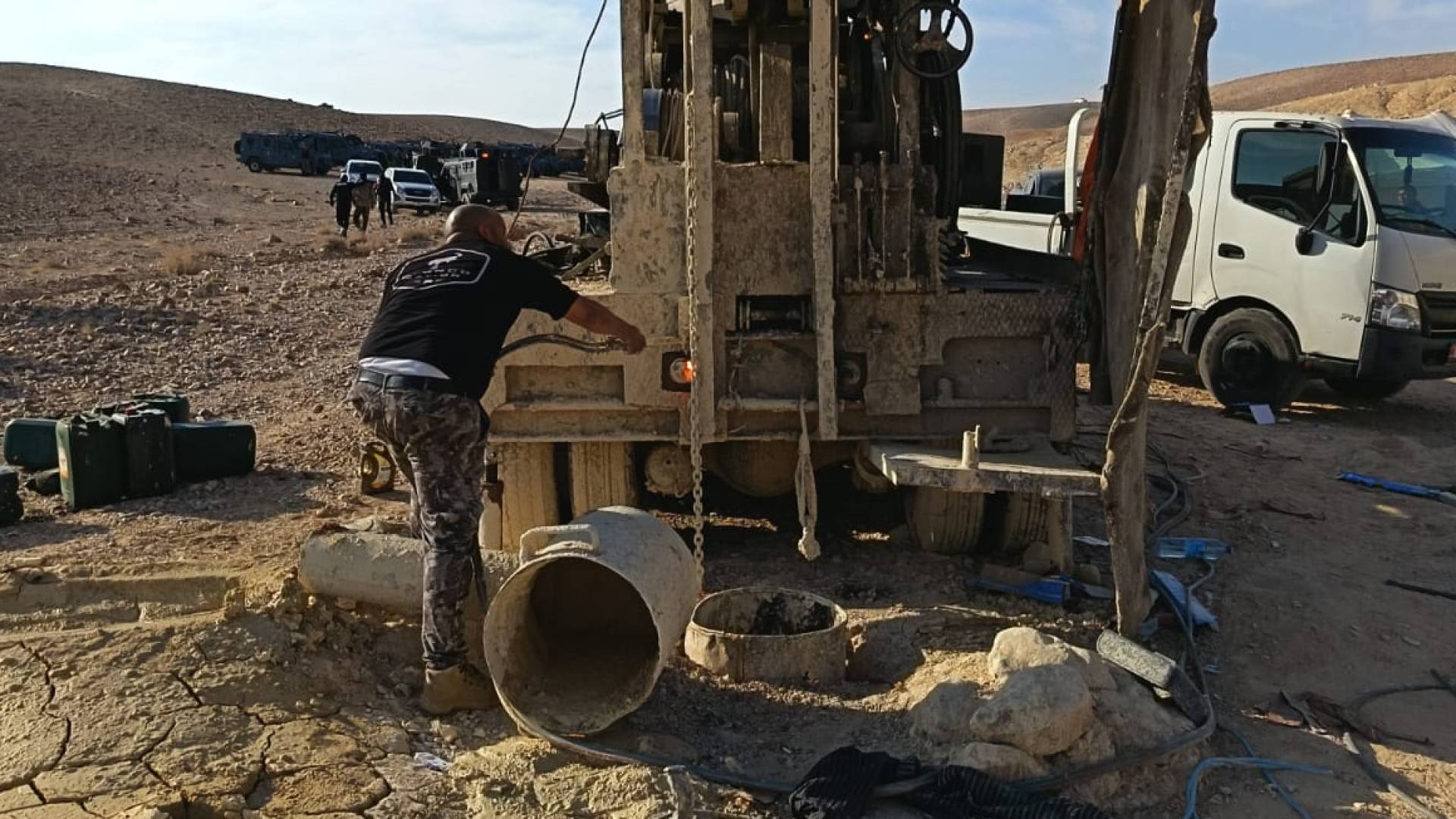 ضبط حفارة مخالفة متلبسة بحفر بئر غير مرخص