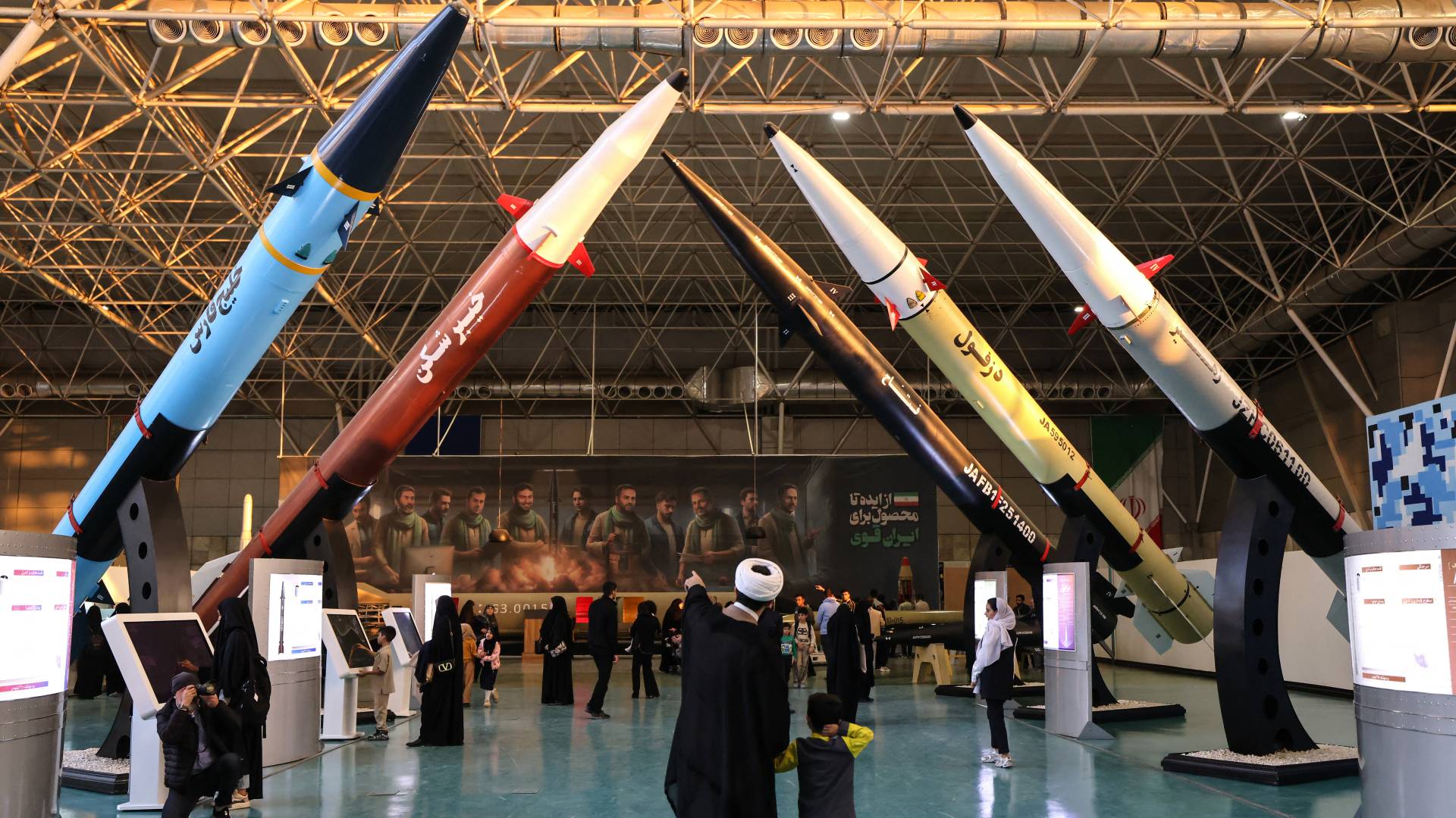 "الموت لإسرائيل" على الصواريخ.. الحرس الثوري الإيراني يستعرض ترسانته و"غنائمه" الأمريكية في طهران- فيديو