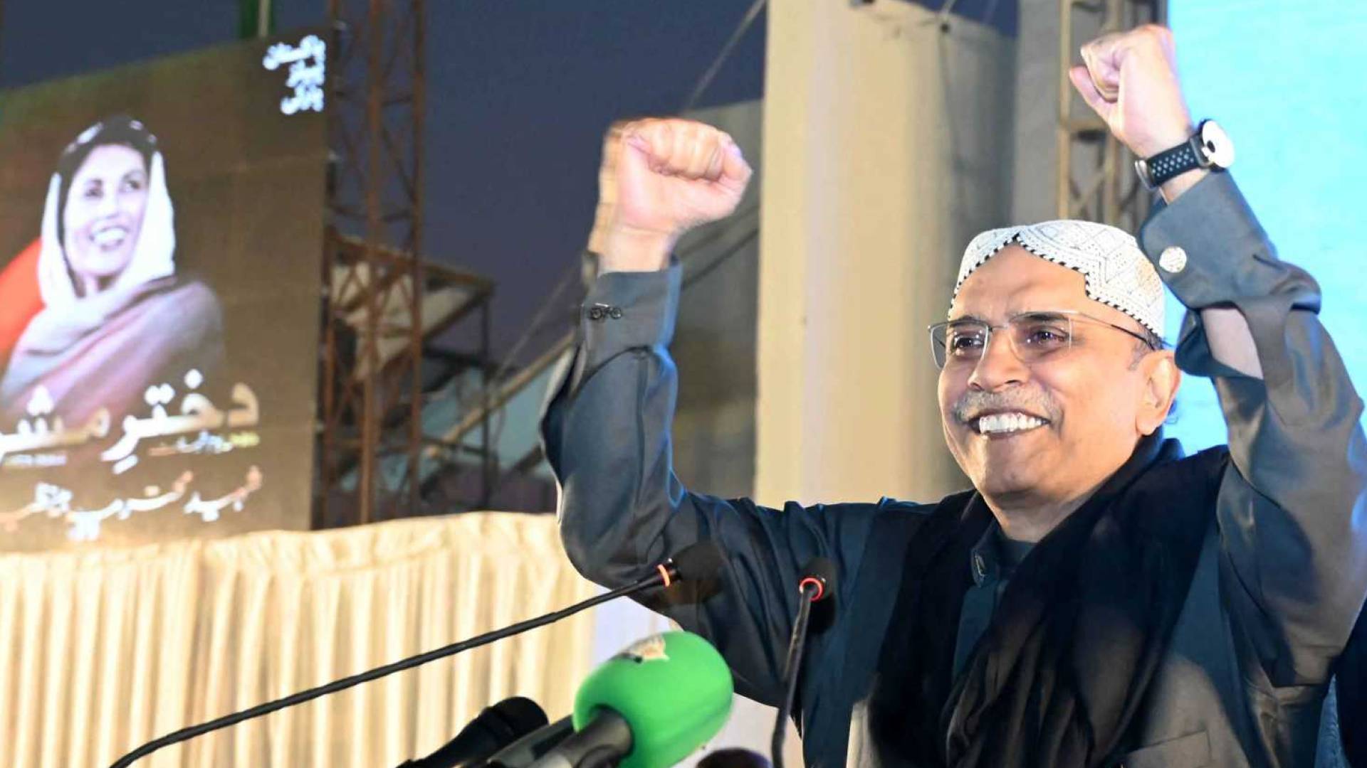 البرلمان الباكستاني يقر تعديلا دستوريا يمنح الرئيس وقائد الجيش "حصانة مدى الحياة"