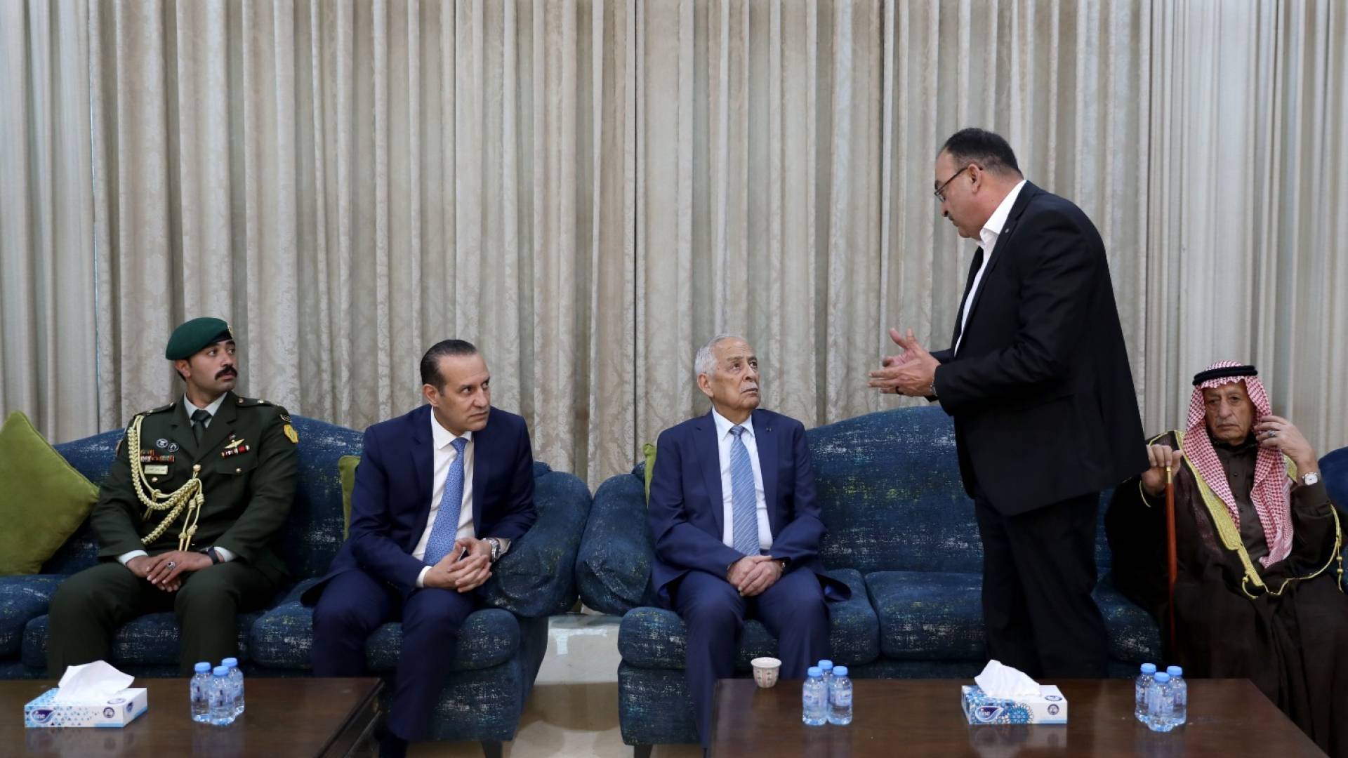 مندوبا عن الملك وولي العهد.. العيسوي يعزي البريزات وظاظا