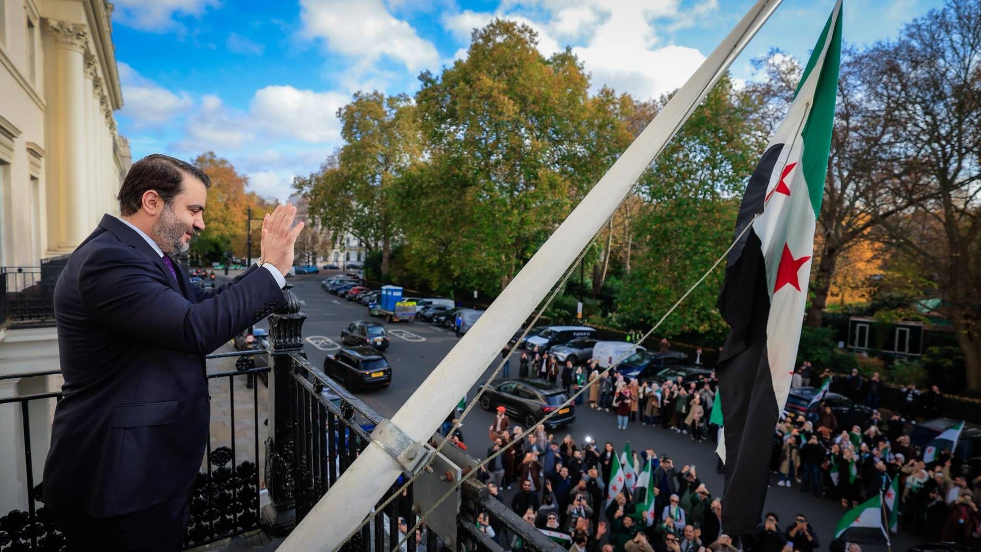 بعد انقطاع دام عقودا.. الشيباني يرفع علم سوريا فوق مبنى السفارة في لندن.. فيديو