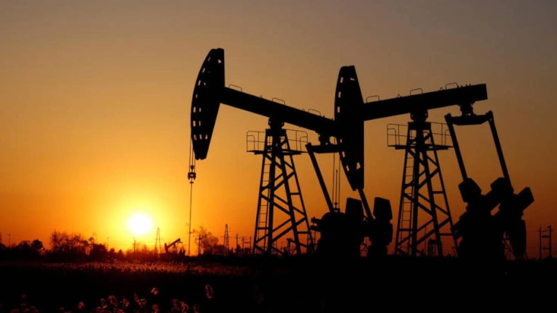 أسعار النفط تنتعش من خسائرها الفادحة وخام برنت عند 63.35 دولارا للبرميل