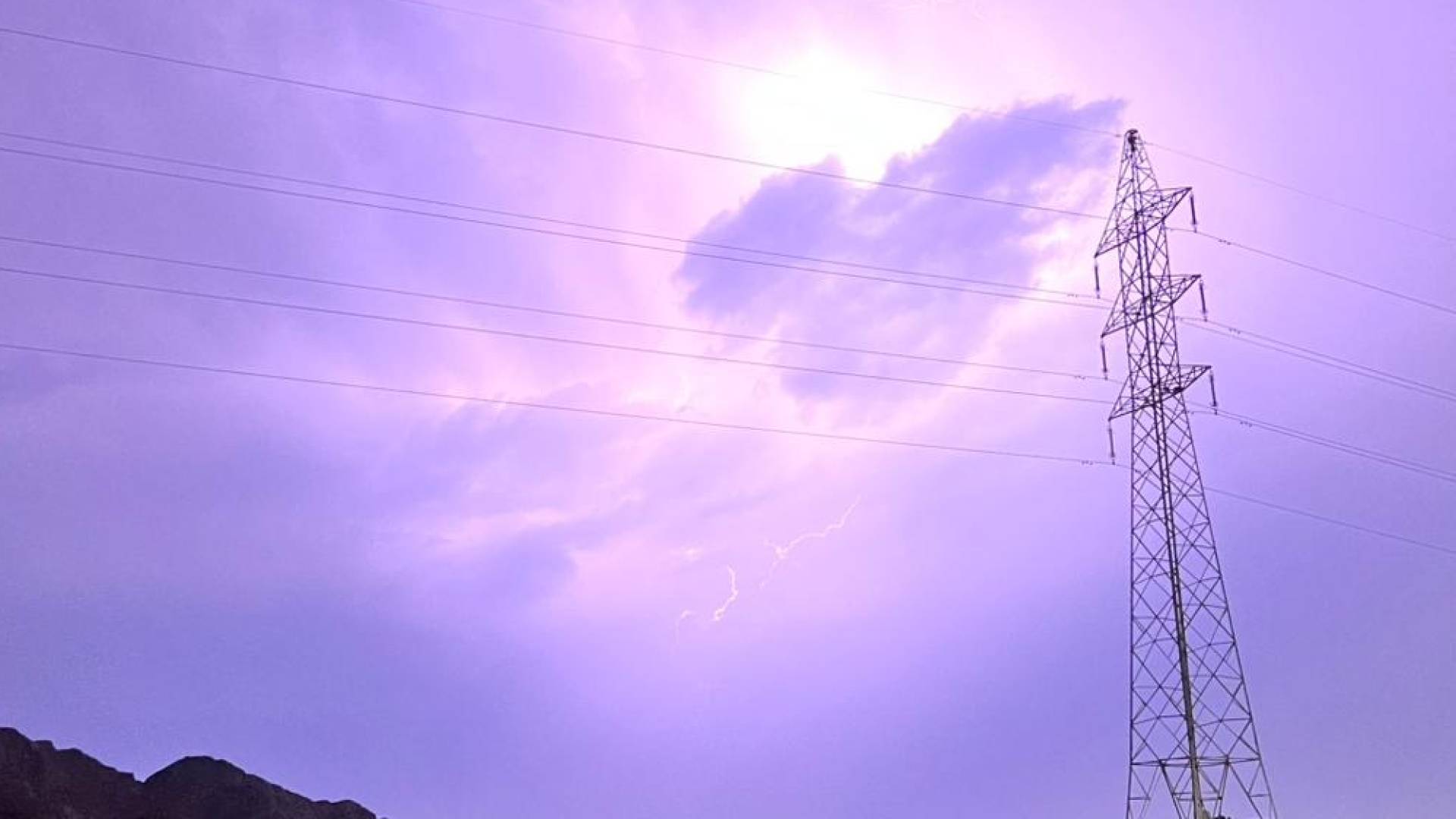 بالفيديو.. مراسل رؤيا: أمطار غزيرة تهطل على العقبة في ظل حالة عدم الاستقرار الجوي