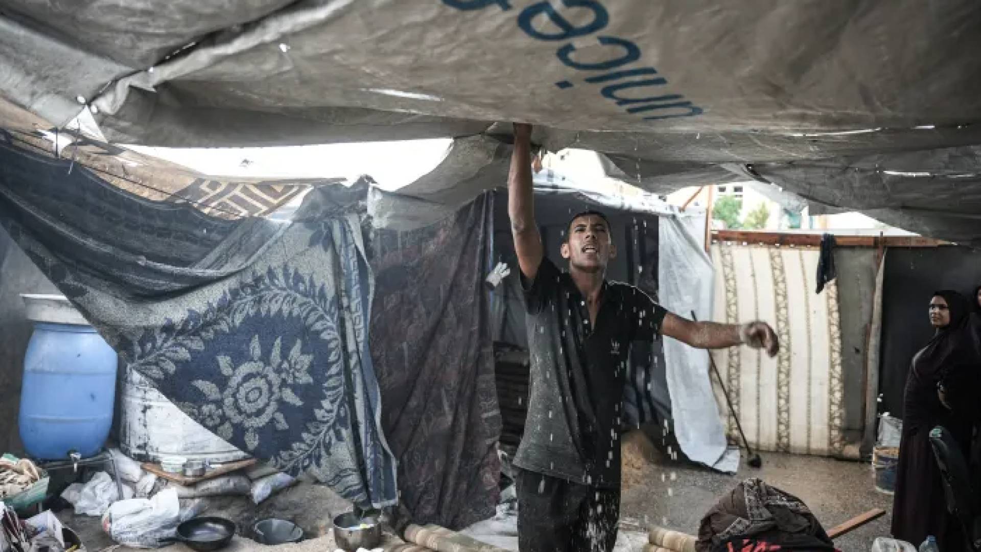 نازح في  قطاع غزة في الشتاء"أرششيفية"