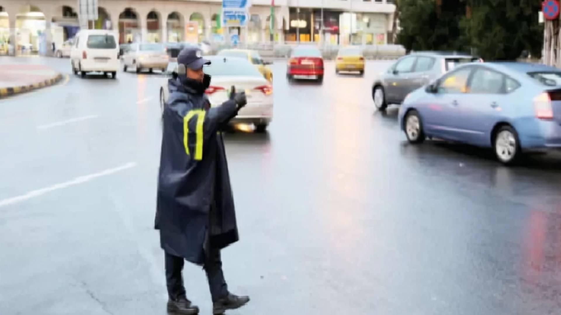 شرطي سير أثناء عملة في الشتاء "أرشيفية"