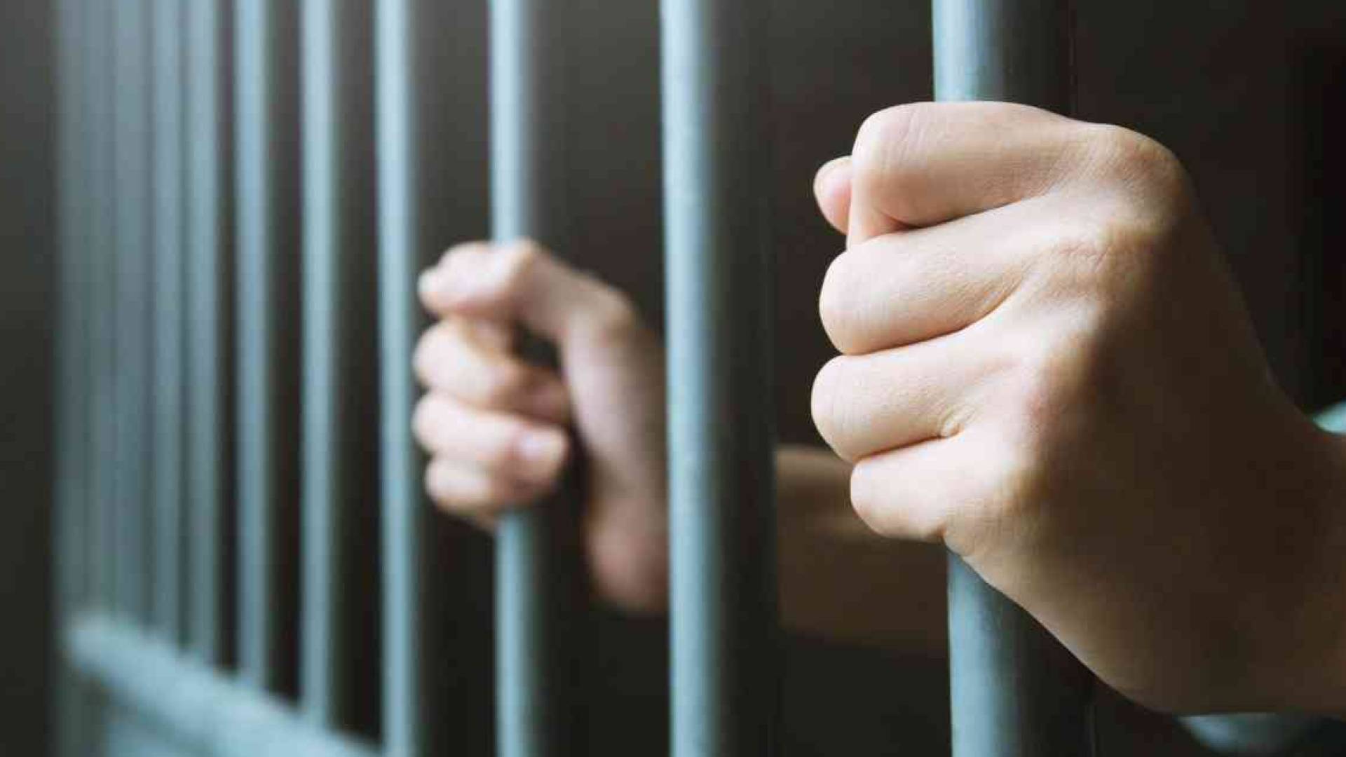 تعبيرية لحبس شاب