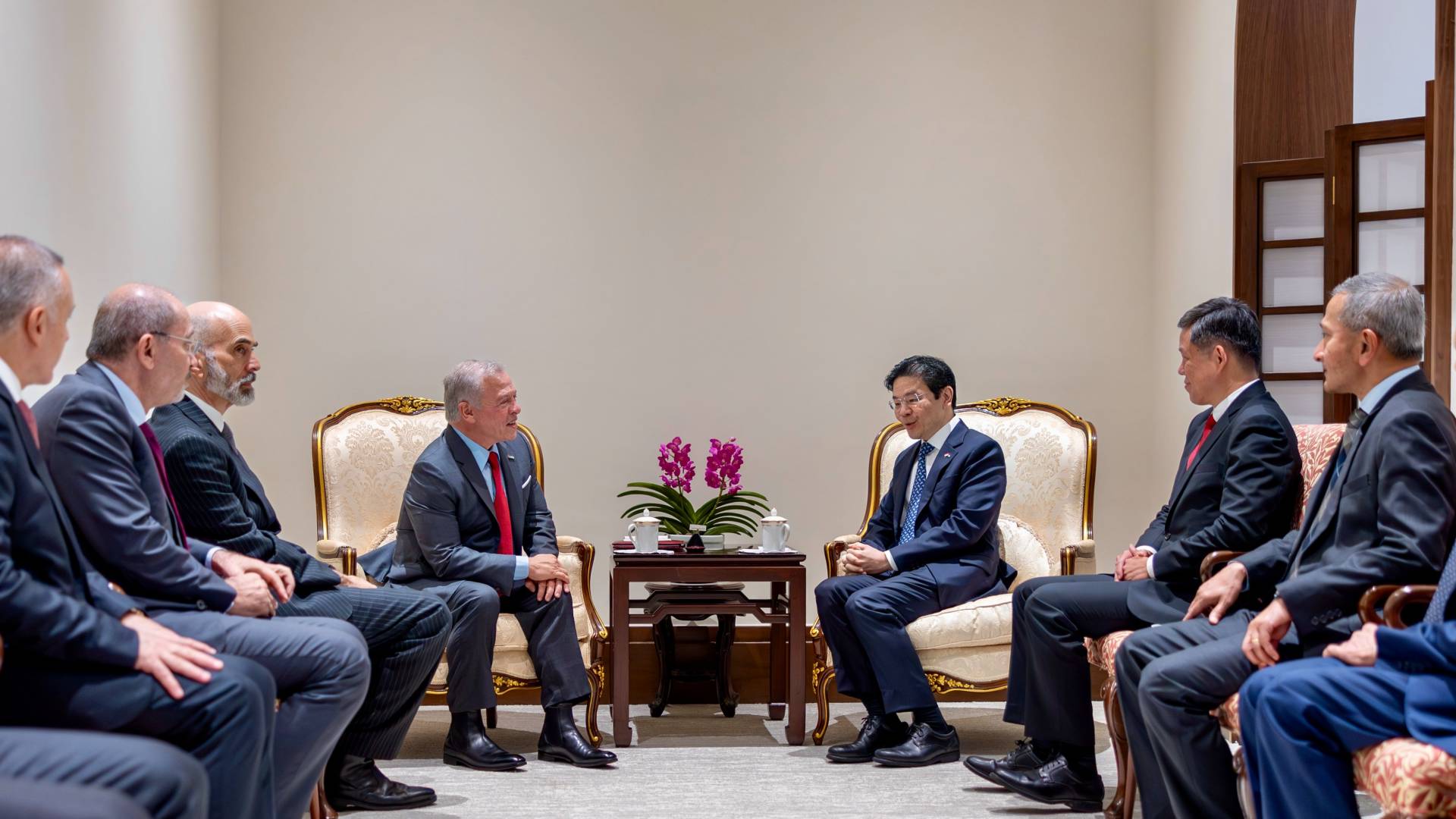 الملك يلتقي رئيس وزراء سنغافورة ويؤكد أهمية تنفيذ اتفاق إنهاء الحرب في غزة