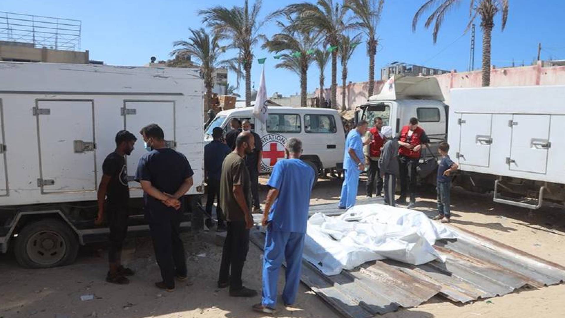 غزة تستقبل الدفعة "13" من جثامين الشهداء.. و "الصحة" تؤكد وجود آثار تعذيب وإعدامات