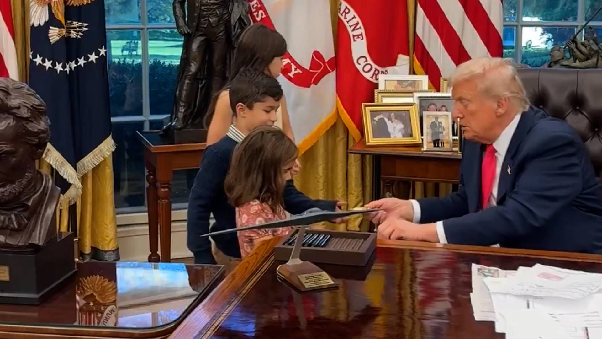 بعيدا عن البروتوكول.. طفل يحرج ترمب ببراءة في البيت الأبيض ويسأله: "ما اسمك؟" -فيديو